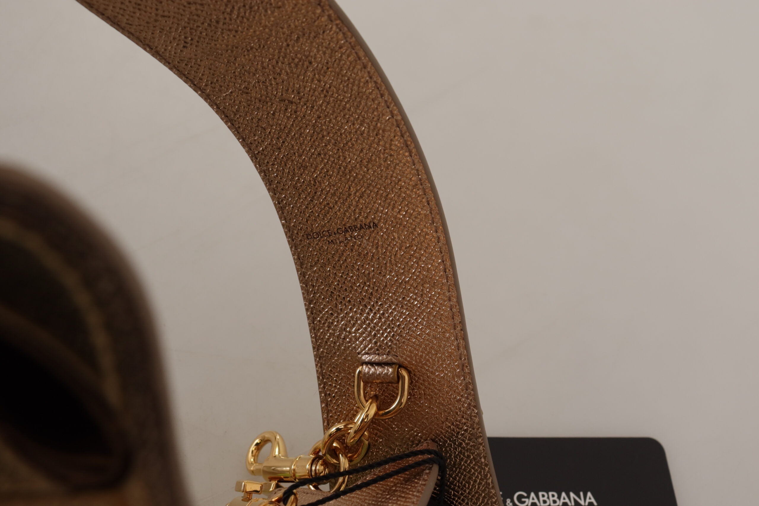 Dolce & Gabbana Guldfärgad Läderväska LOVE Patch Axelrem