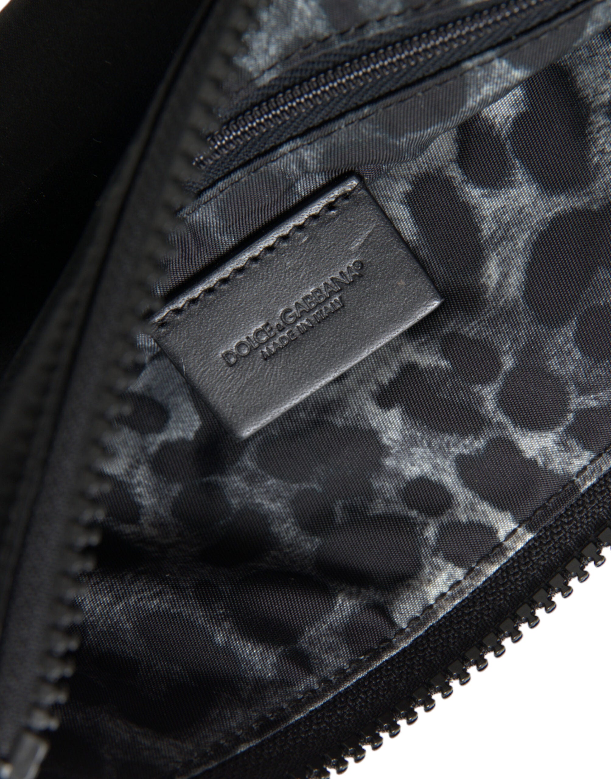 Dolce & Gabbana svart nylon nyckelringspåse med logotyp och plack kuvertväska