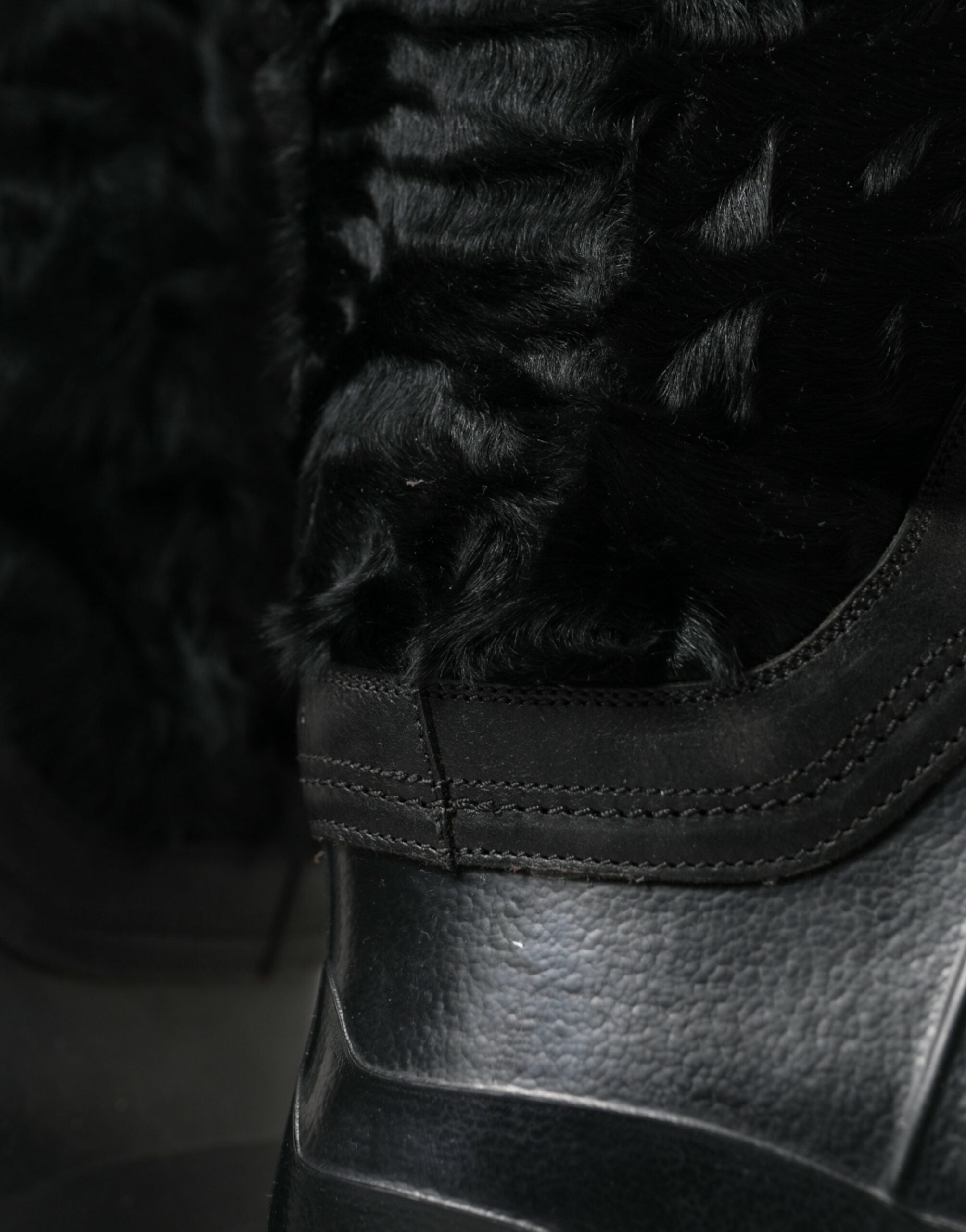 Dolce & Gabbana Svarta gummistövlar med snörning och fårskinn