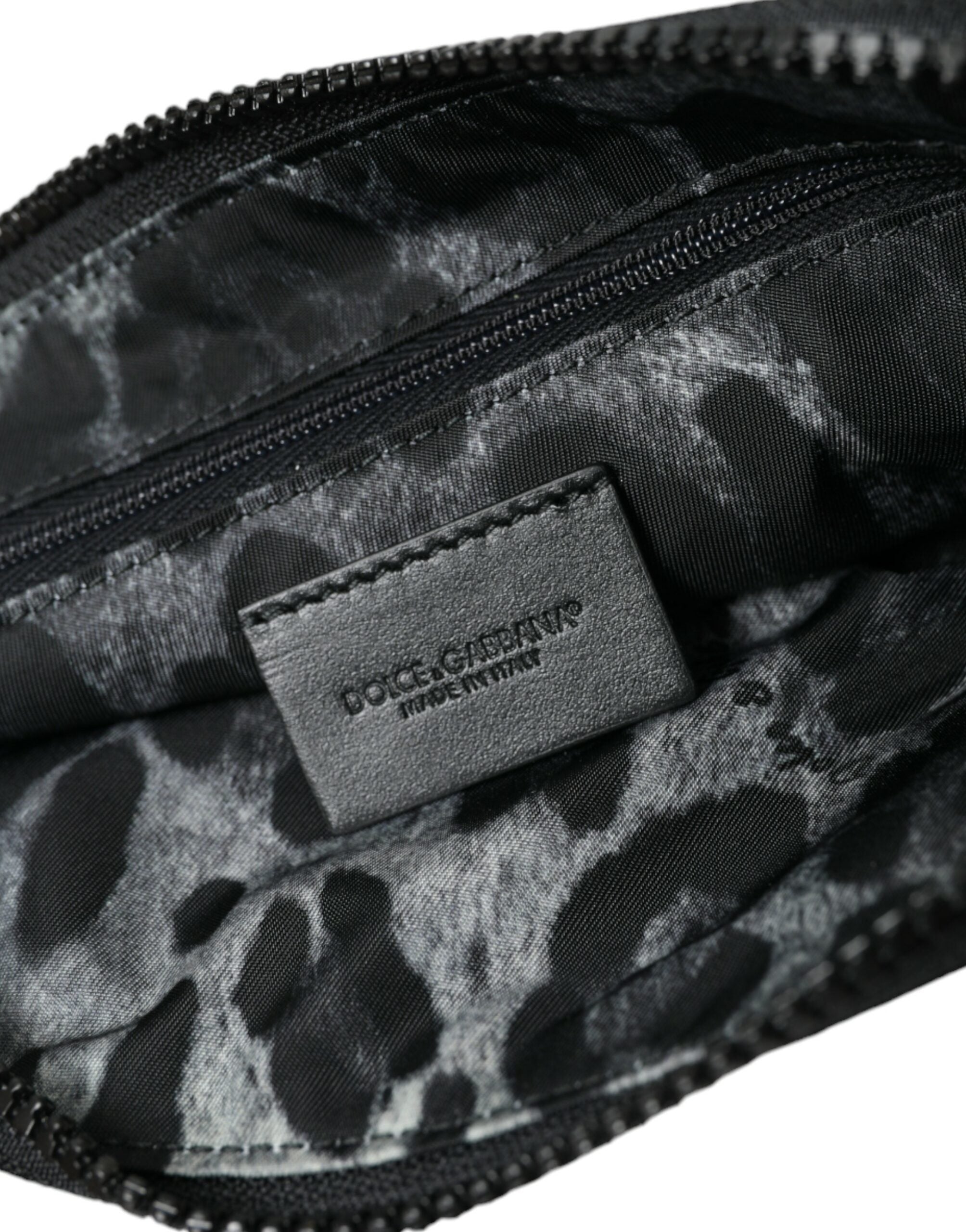 Dolce & Gabbana svart nylon nyckelringspåse med logotyp och plack kuvertväska