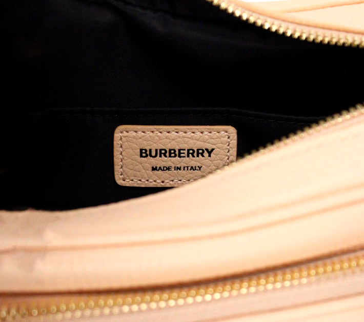 Burberry Liten Märkesväska med Persiko Rosa Kornig Läderkamera Axelremsväska