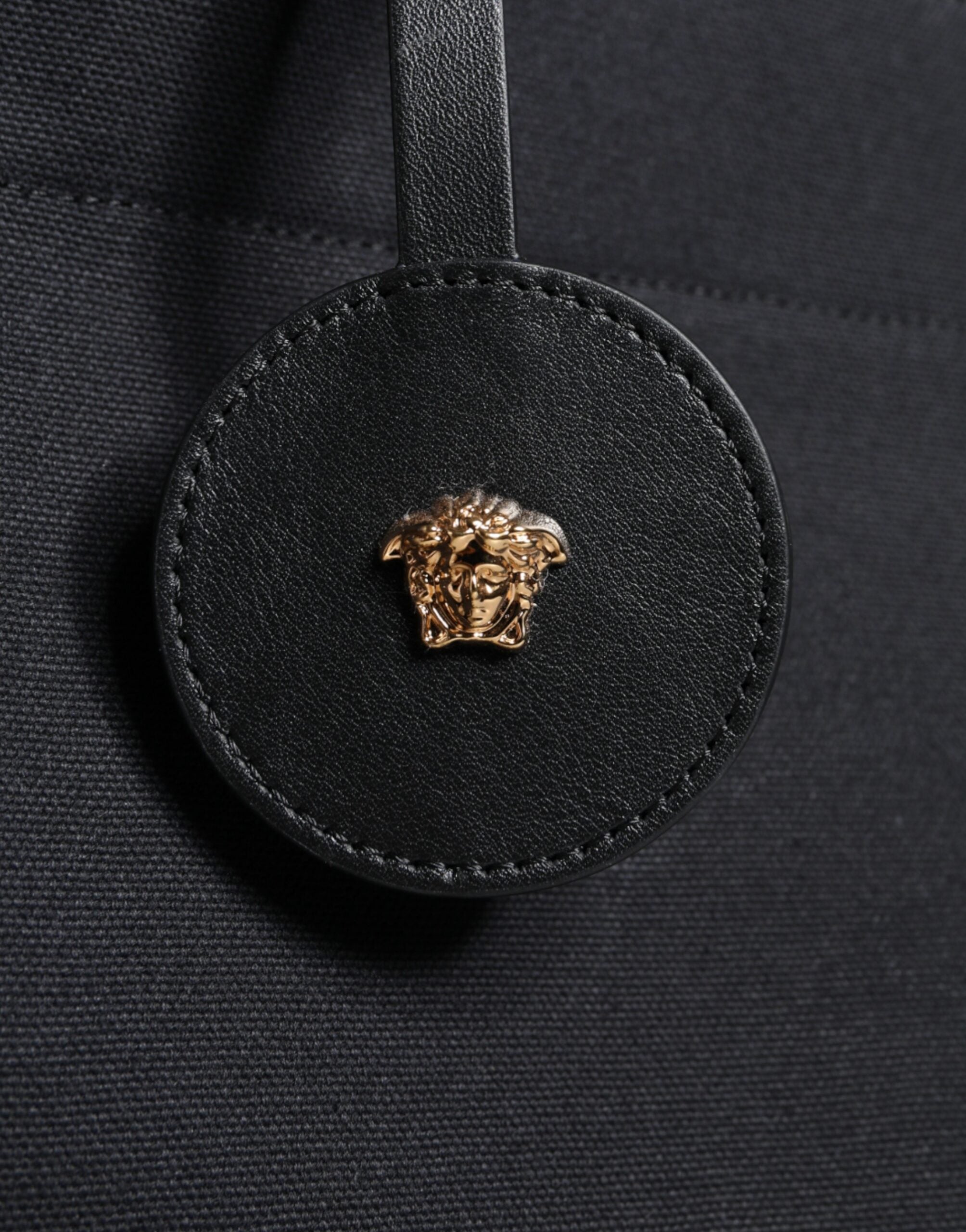 Versace svart axelväska i läder med kanvas och logotyp