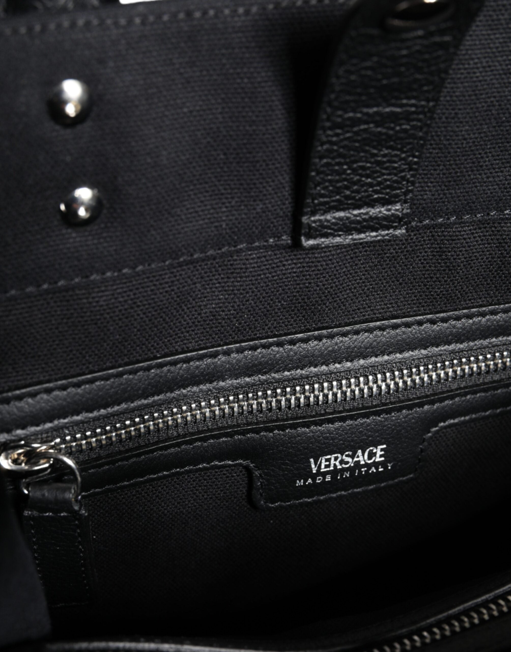Versace svart axelväska i läder med kanvas och logotyp