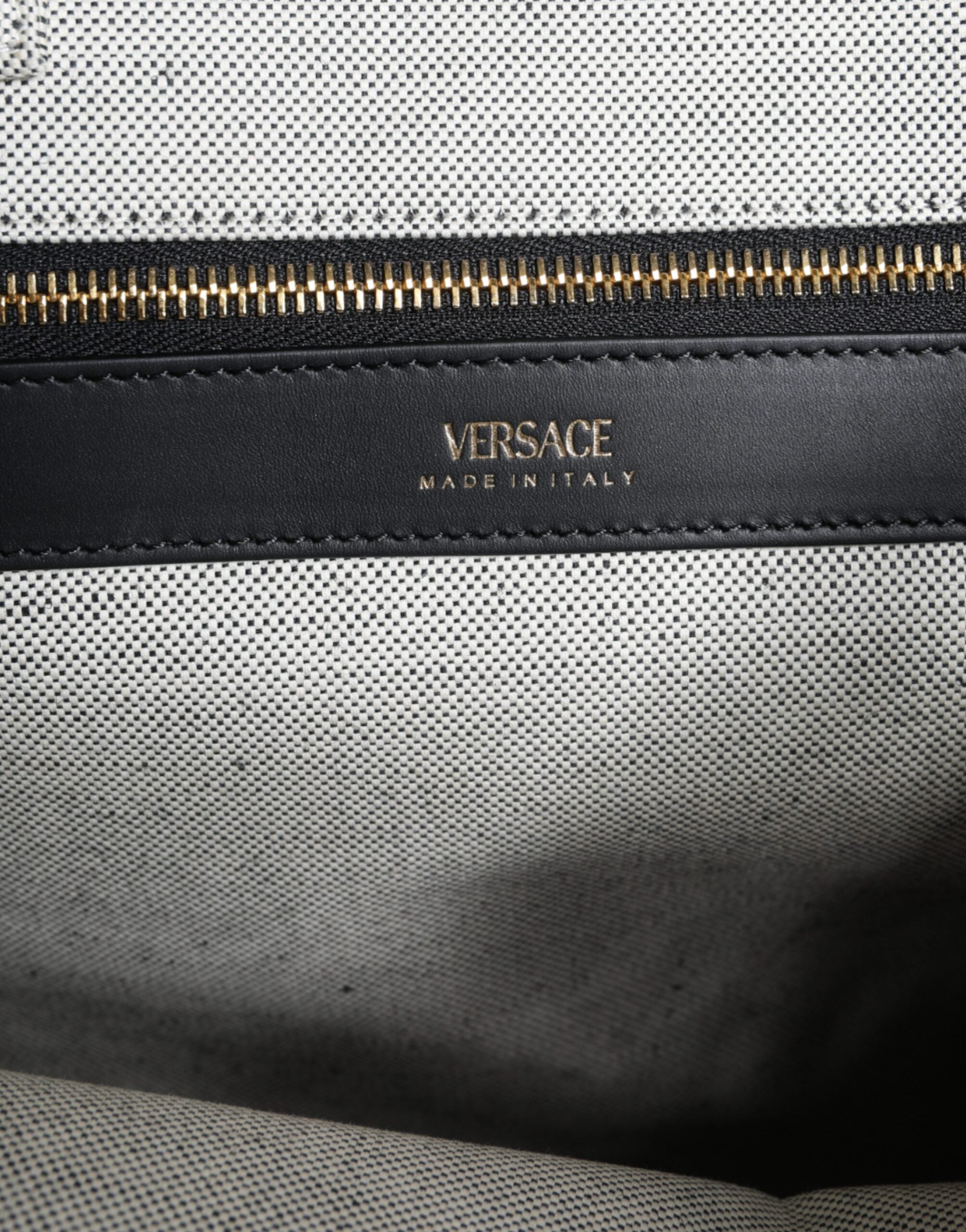 Versace Vit Axelremsväska i läder med topphandtag och logotyp