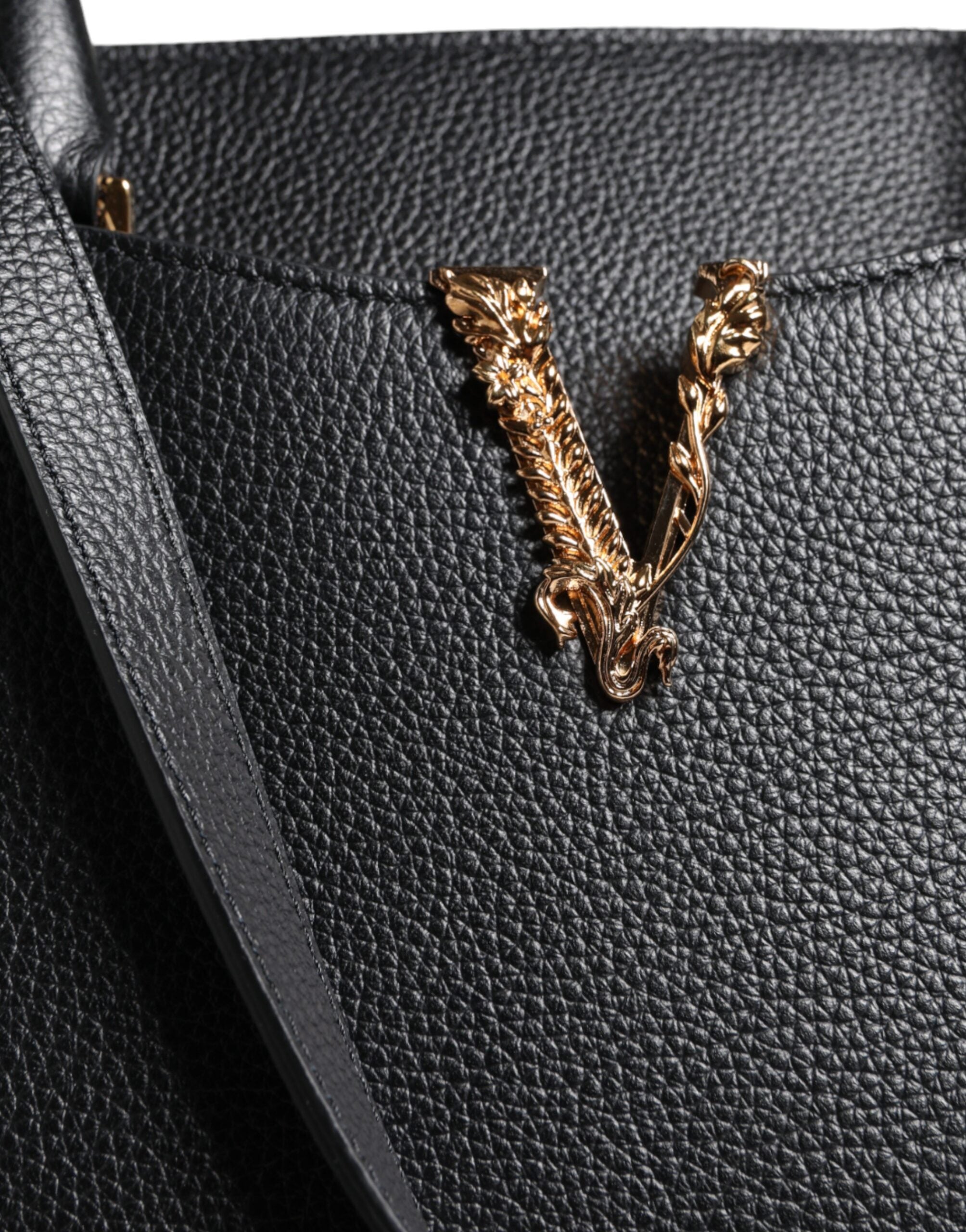 Versace Liten Svart Axelremsväska i Läder med Topphandtag