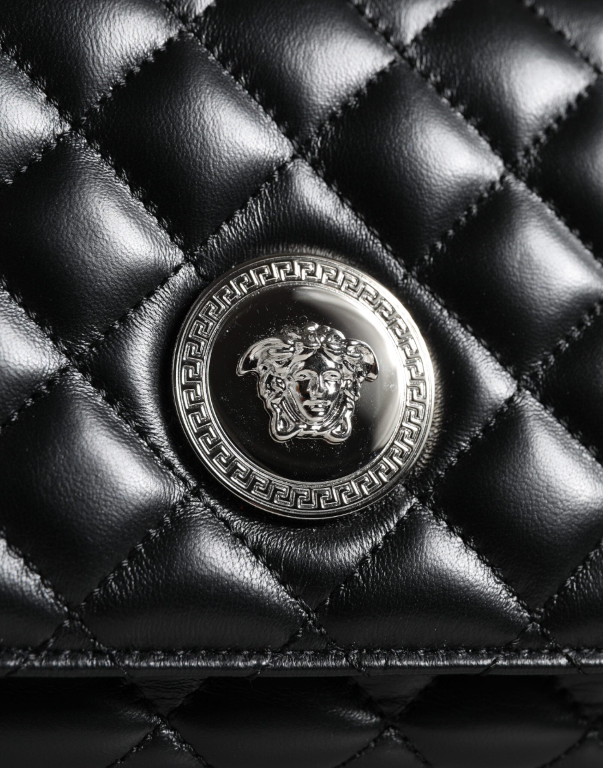 Versace svart quiltad axelväska i lammskinnsläder