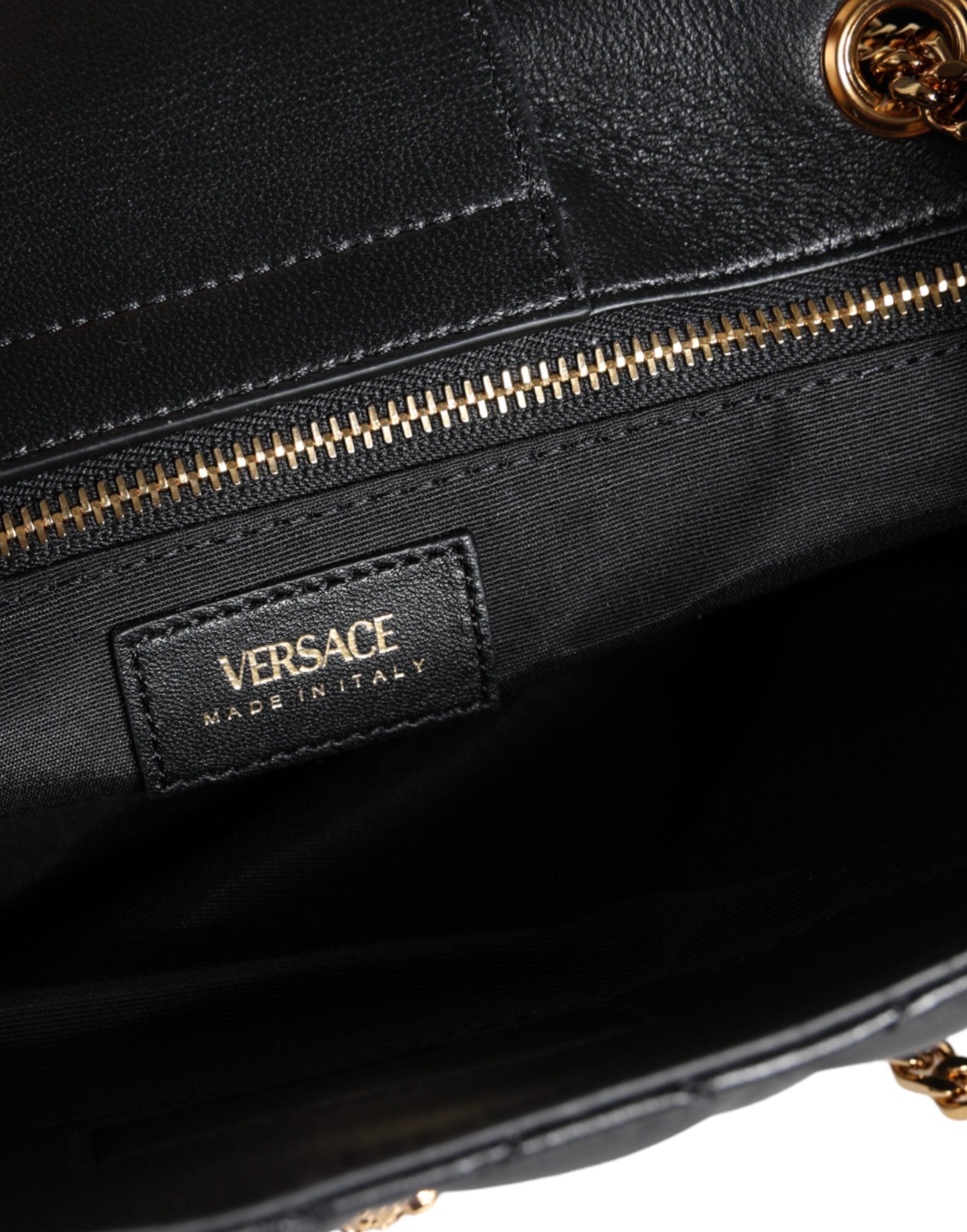 Versace svart quiltad nappaläderväska med axelrem och kedjerem