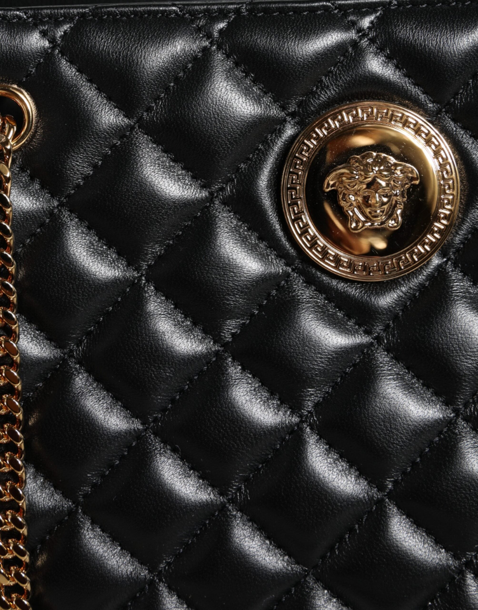 Versace svart quiltad nappaläderväska med axelrem och kedjerem