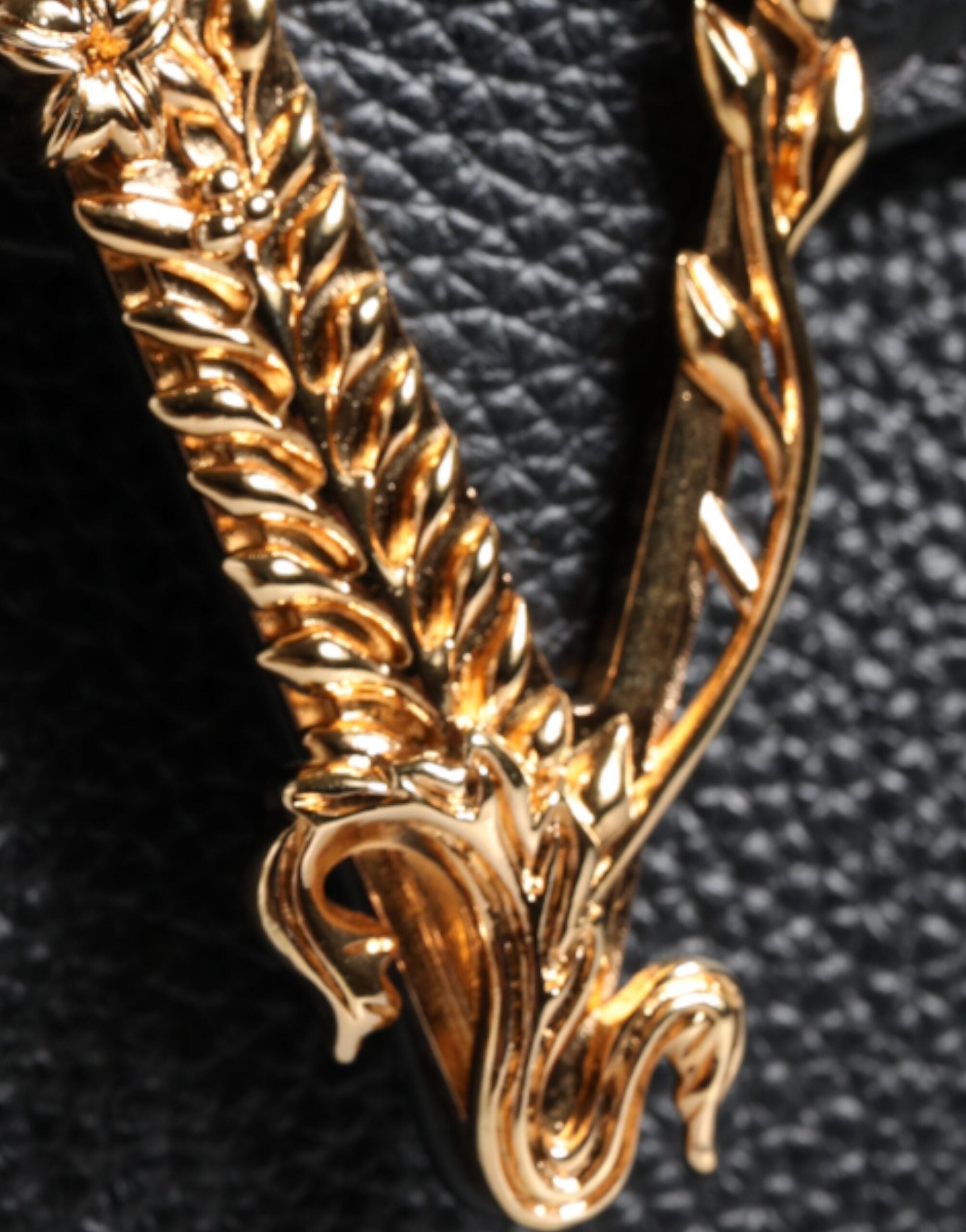 Versace svart kornig kalvläder axelväska med logotyp