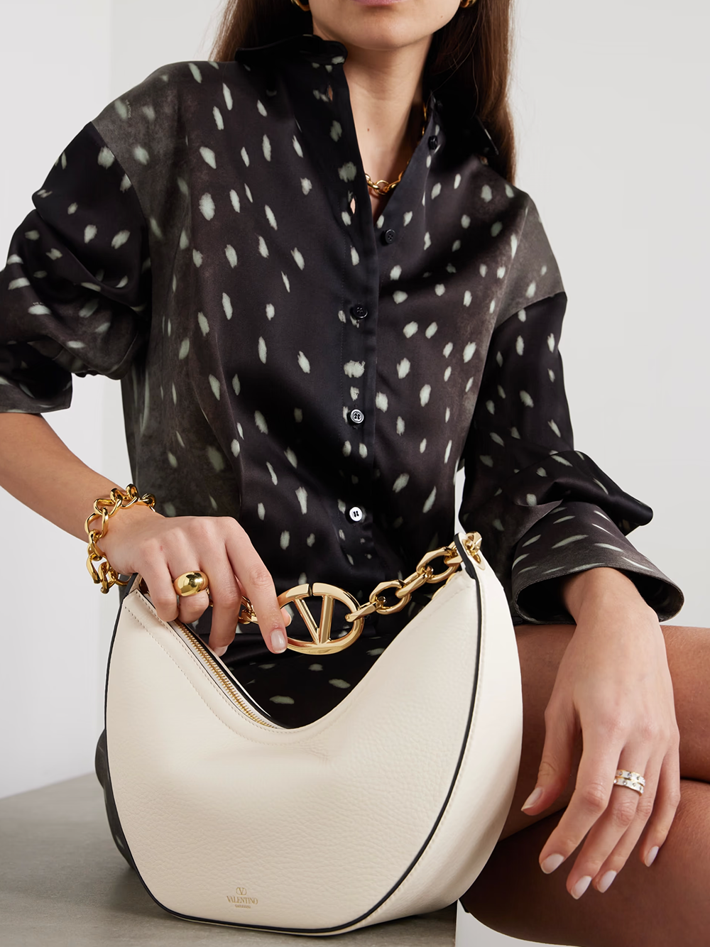 Valentino Garavani Ivory Leather Small Hobo Vlogo Axelväska