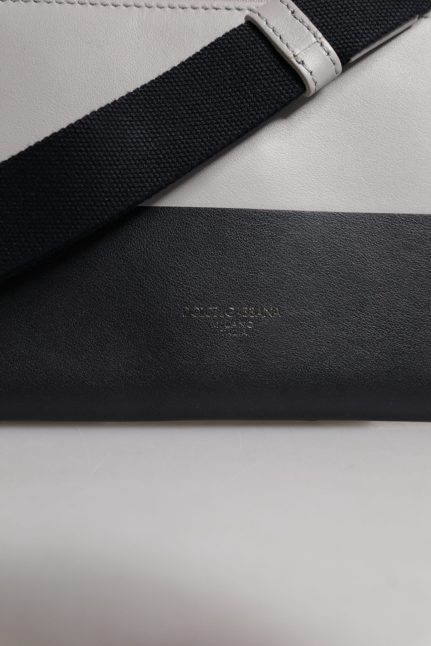 Dolce & Gabbana svartvit läderaxelväska med präglad logotyp