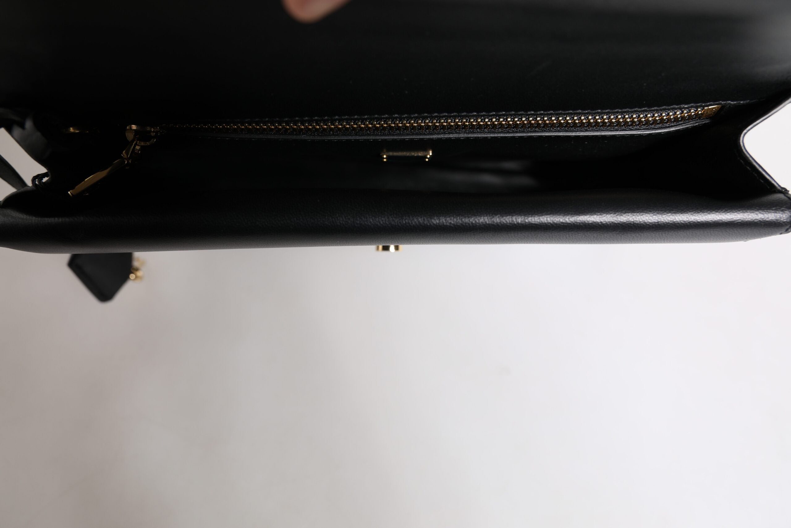 Dolce & Gabbana svart läderportfölj med logotypplakett