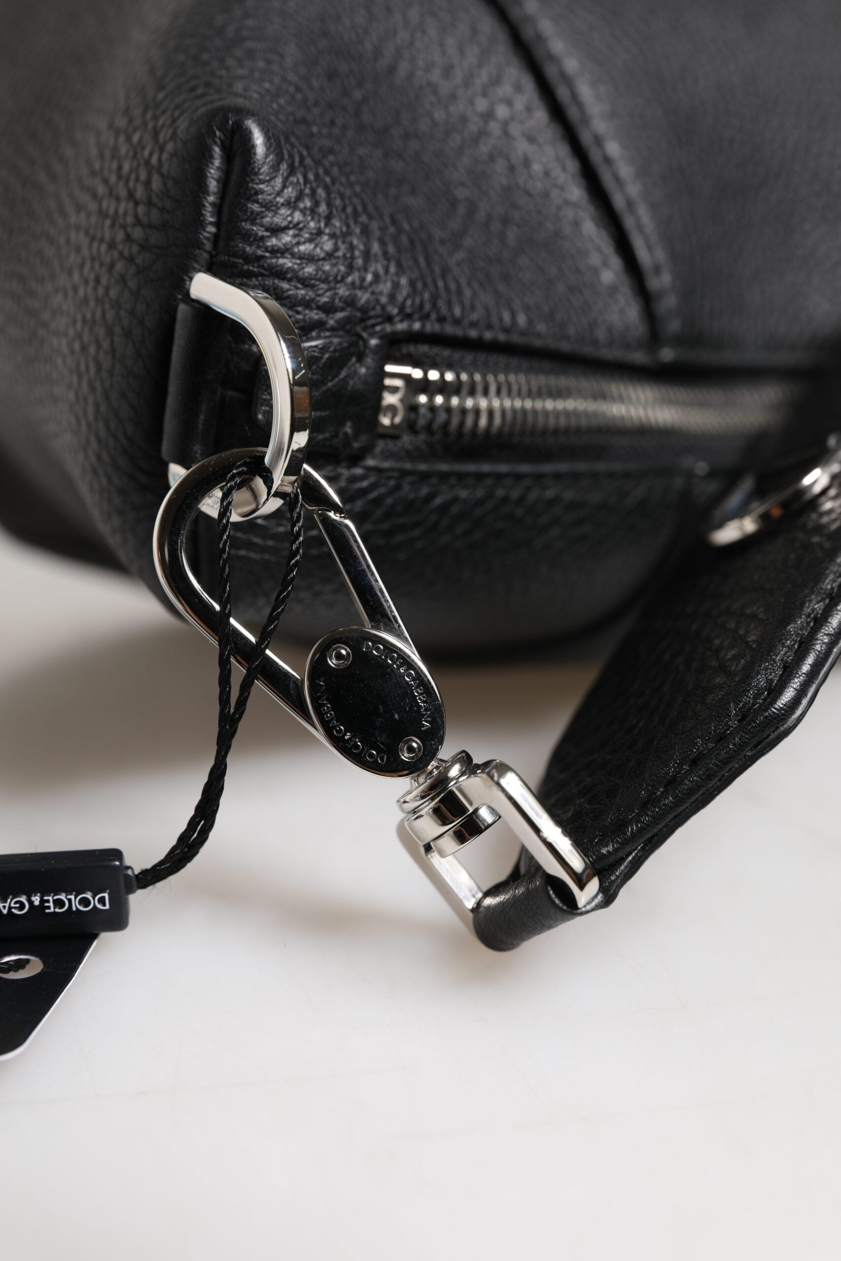Dolce & Gabbana svart läderväska med logotyp och plack