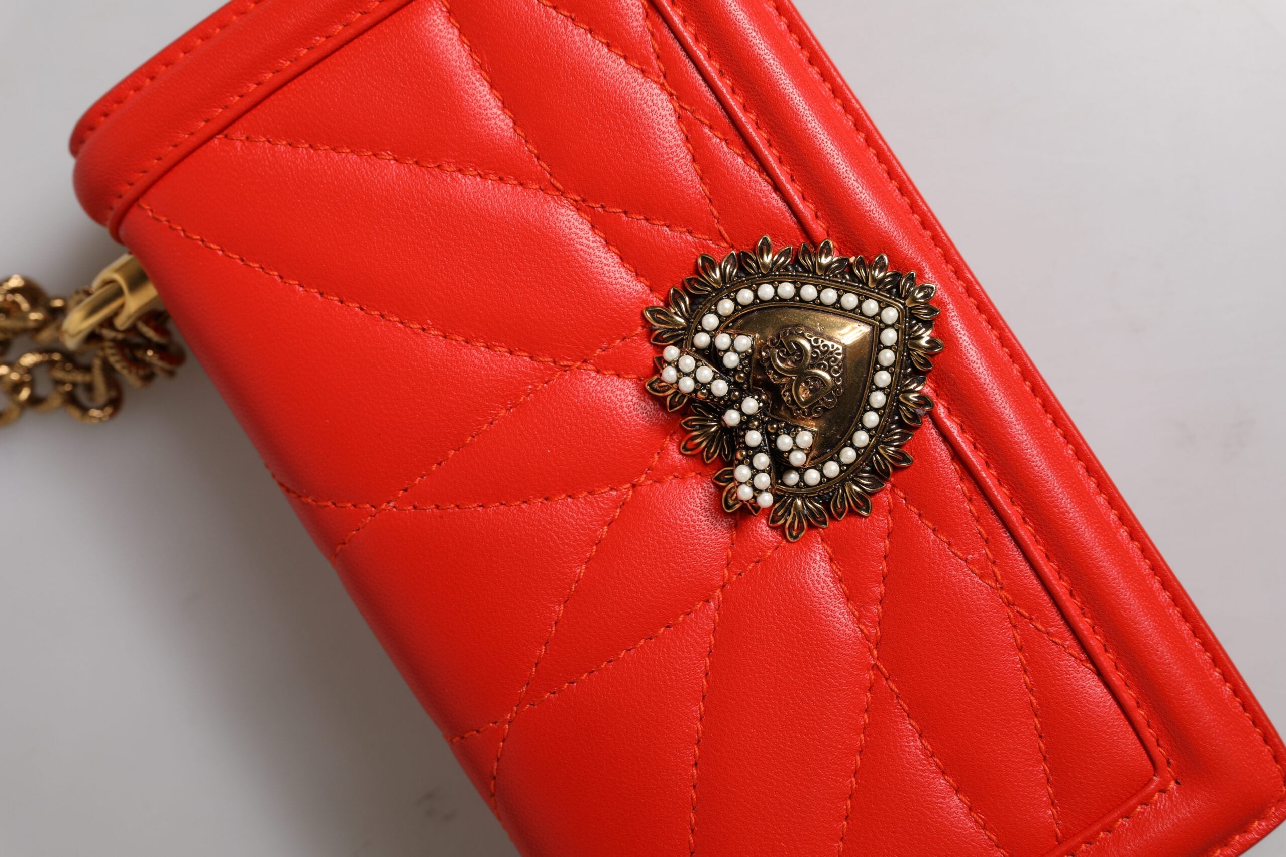 Dolce & Gabbana Röd Quilted Devotion Axelremsväska med Kedja och Telefonfodral