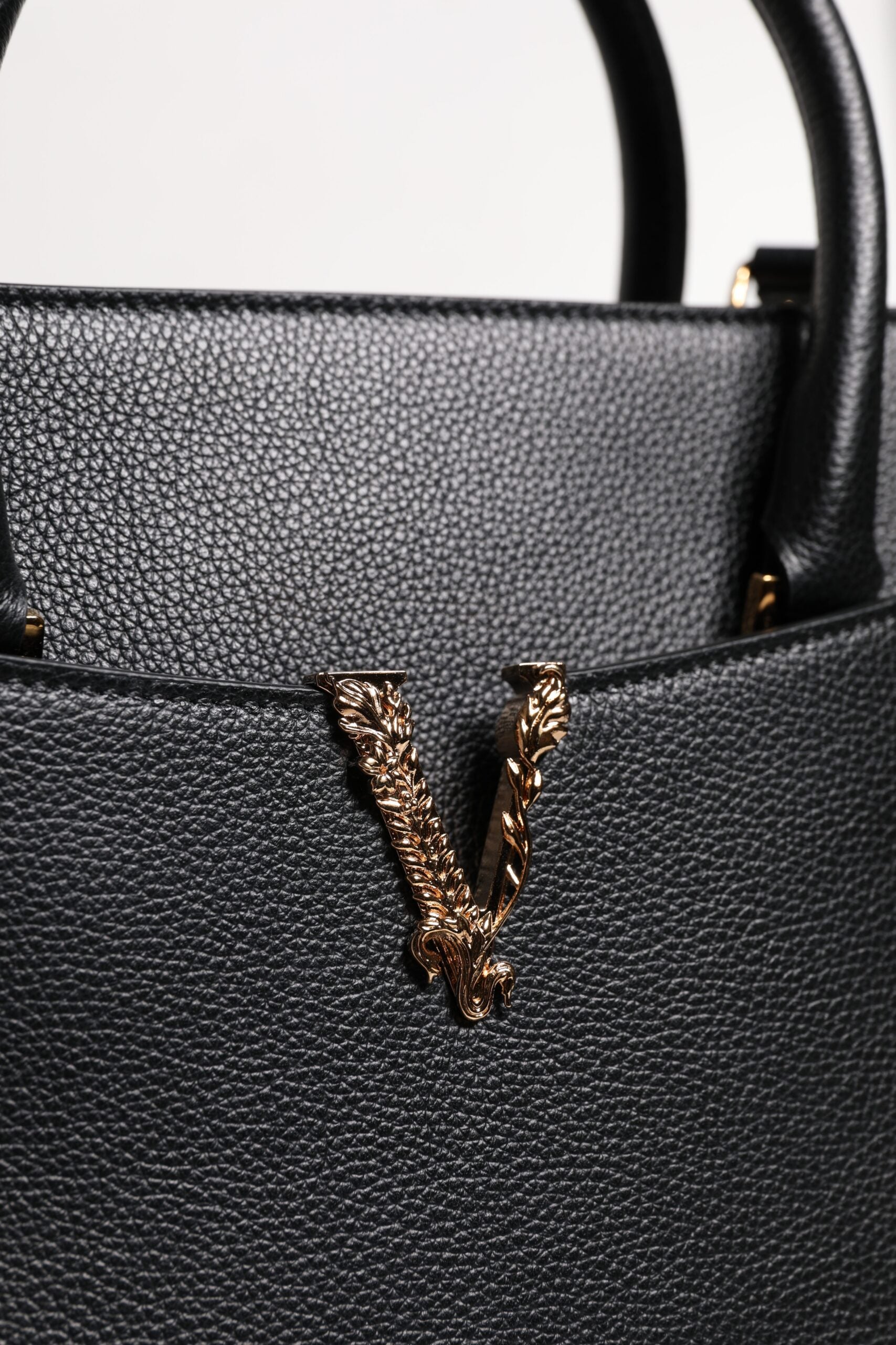 Versace svart stor axelväska i läder med topphandtag