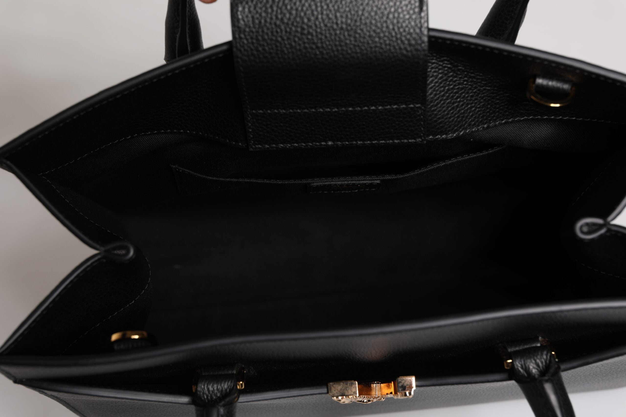 Versace svart stor axelväska i läder med topphandtag