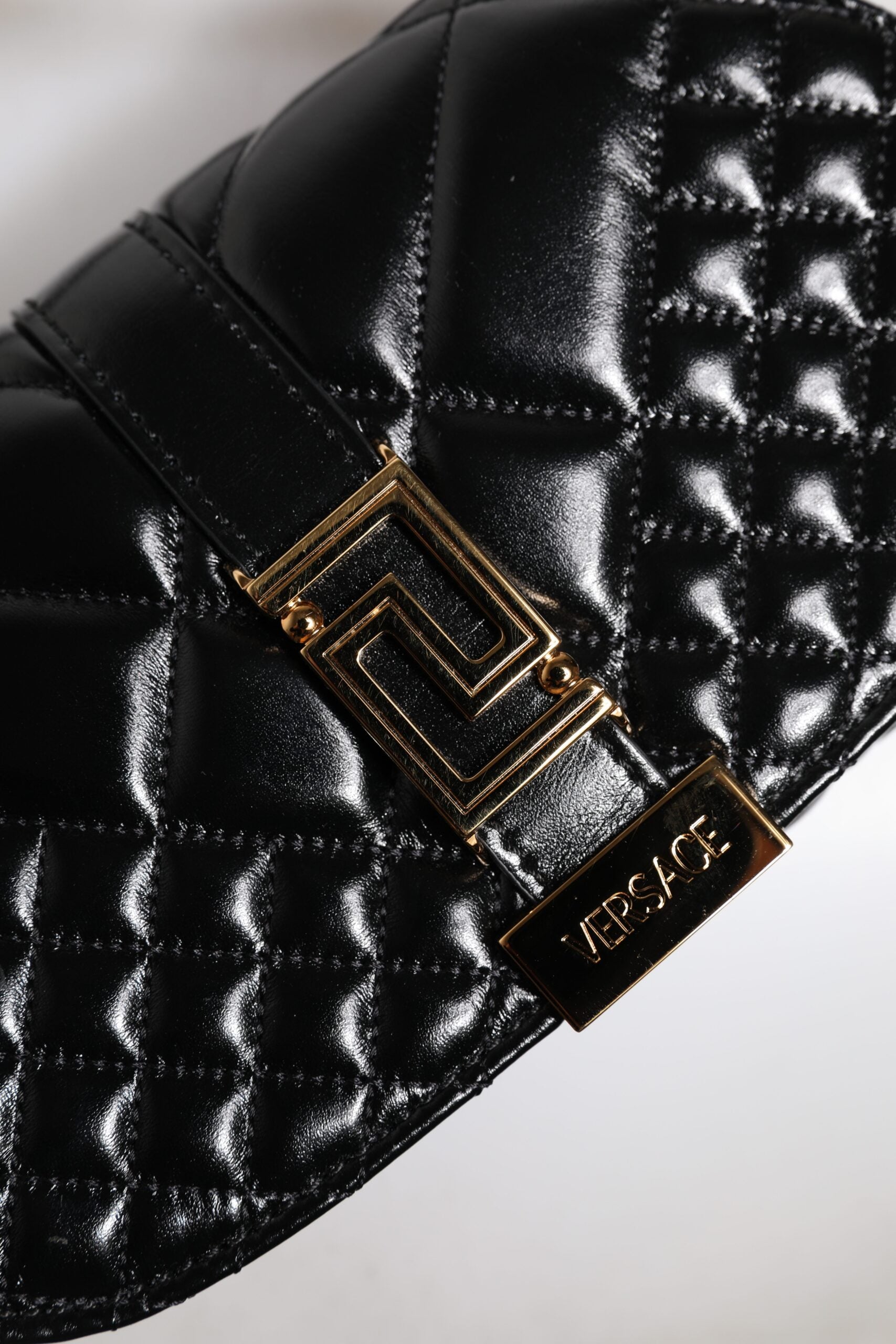 Versace svart quiltad axelremsväska i kalvskinn