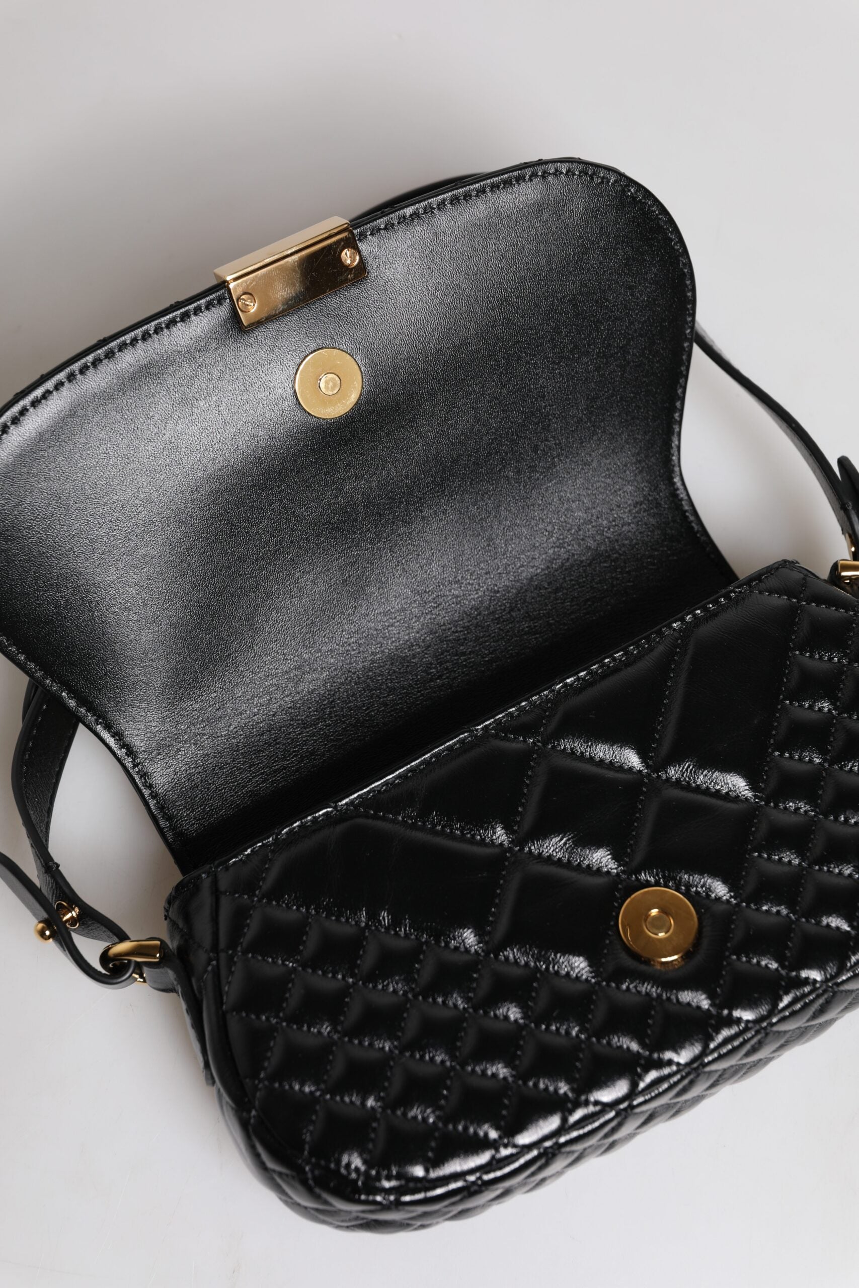 Versace svart quiltad axelremsväska i kalvskinn
