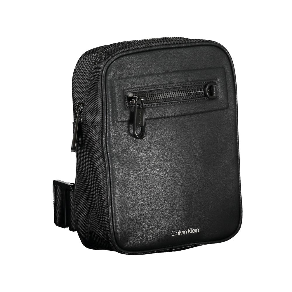 Calvin Klein Sleek svart axelväska med kontrasterande detaljer