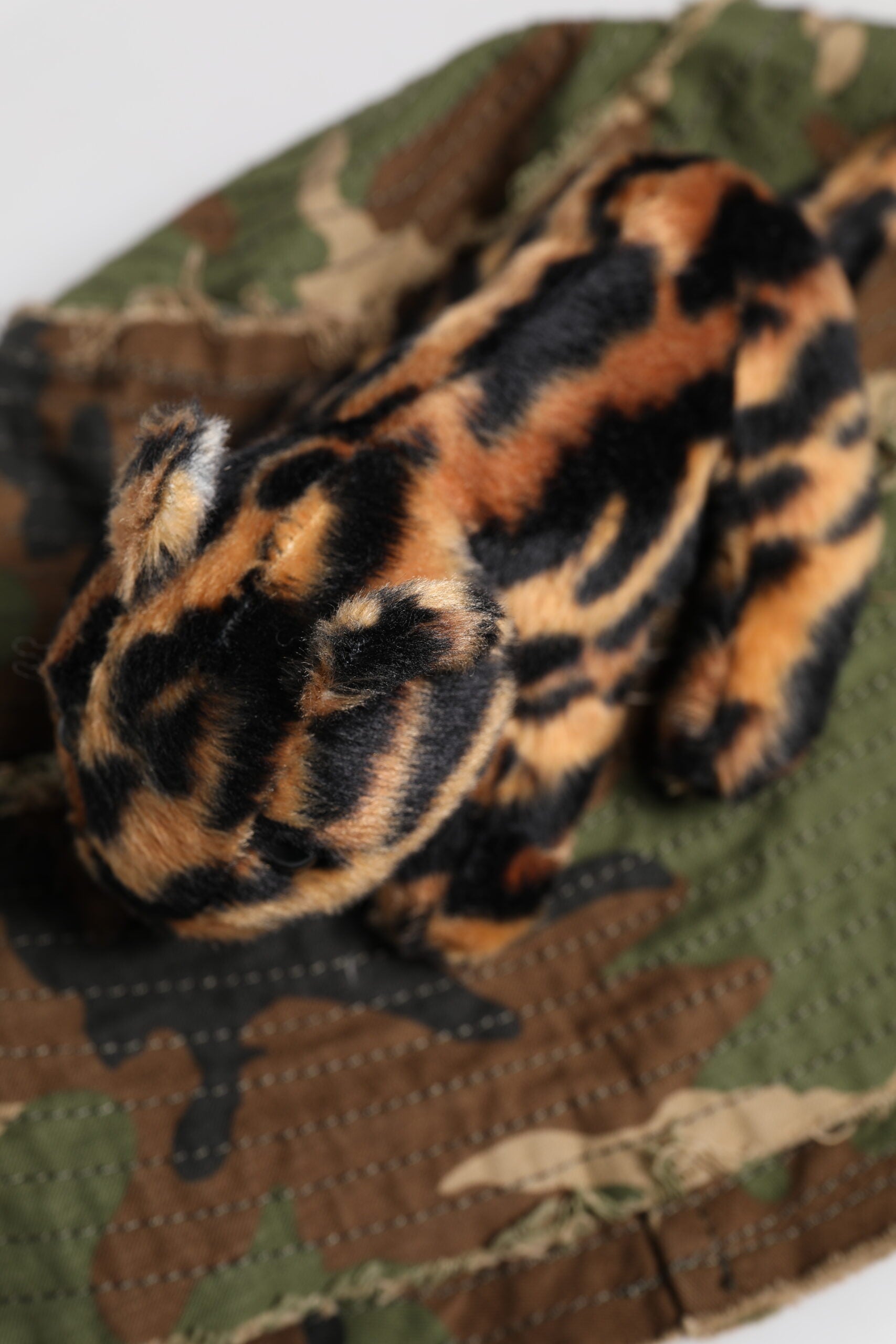 Dolce & Gabbana Flerfärgad Leopardutsmyckad Bucket Hatt Med Bred Brätte