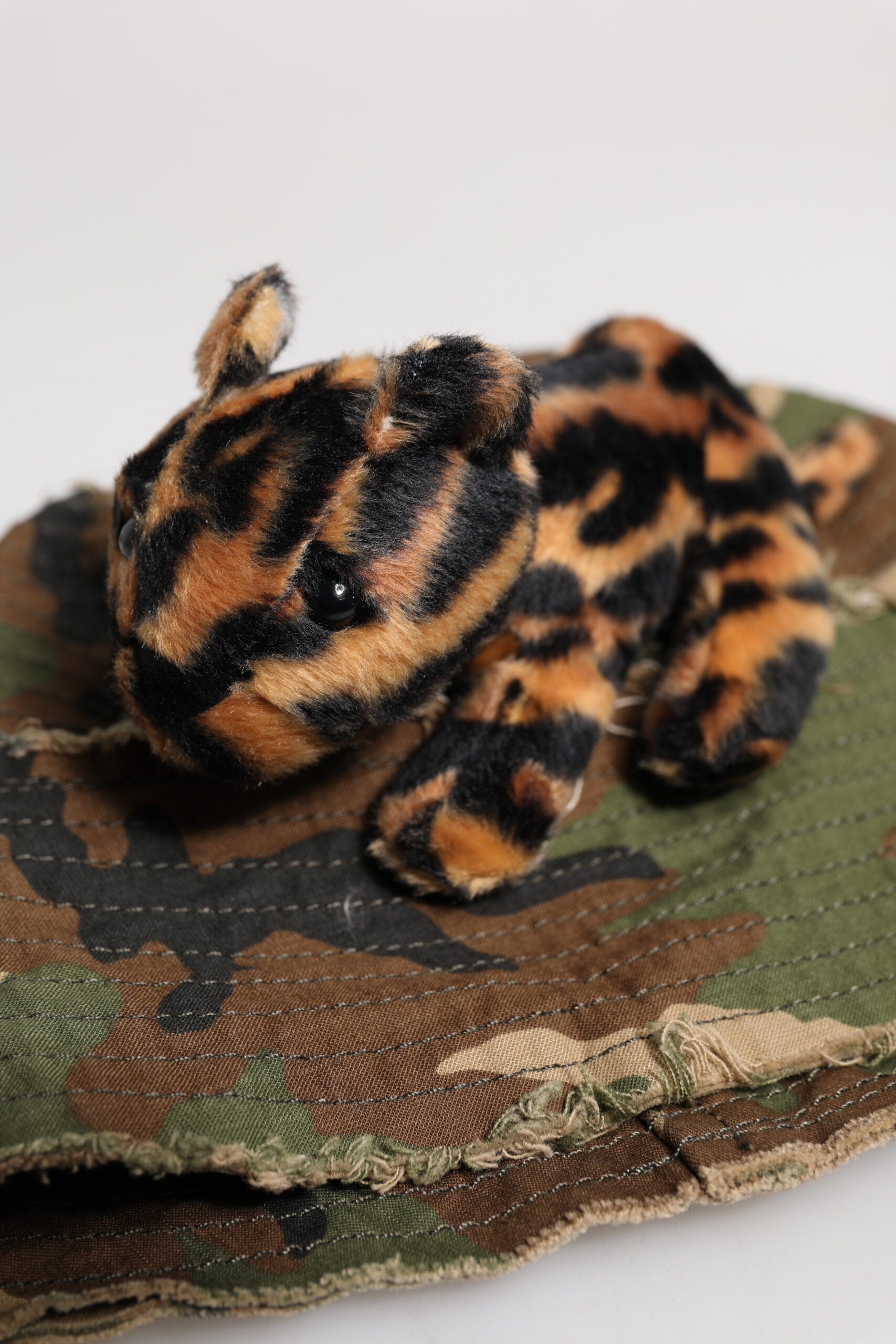 Dolce & Gabbana Flerfärgad Leopardutsmyckad Bucket Hatt Med Bred Brätte