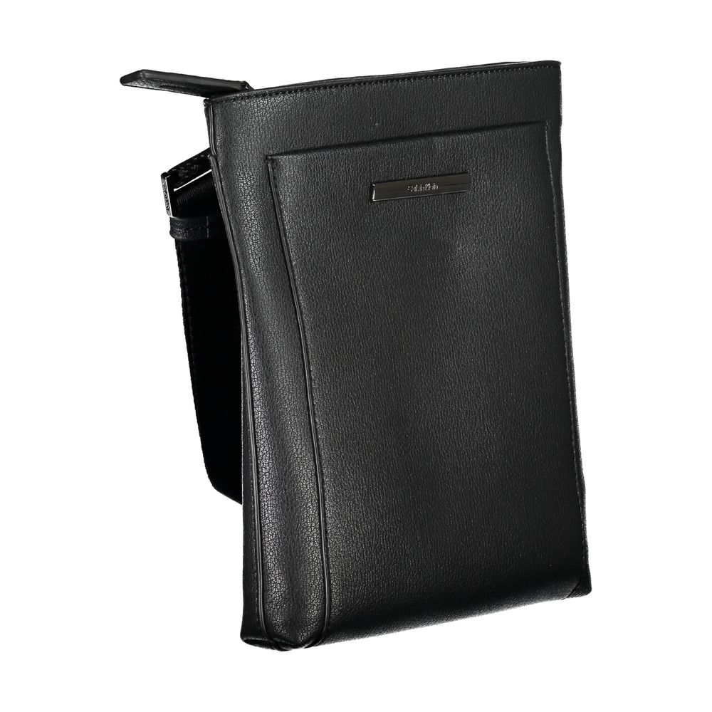 Calvin Klein elegant svart axelväska med kontrasterande detaljer