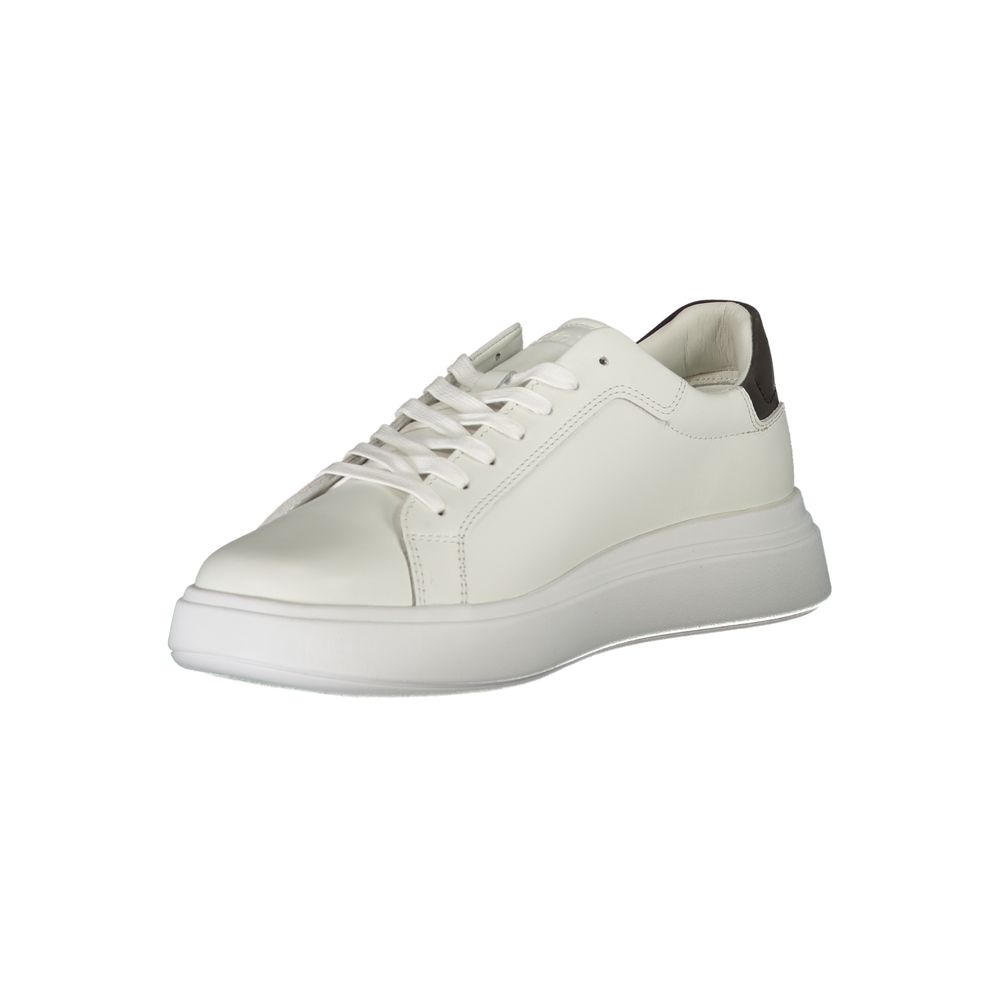 Calvin Klein Sneakers i vitt med kontrasterande snörning