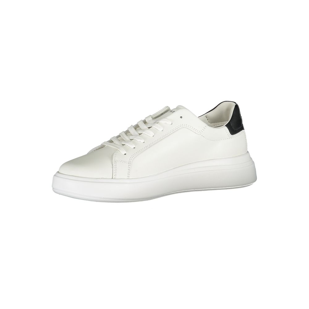 Calvin Klein Sneakers i vitt med kontrasterande detaljer