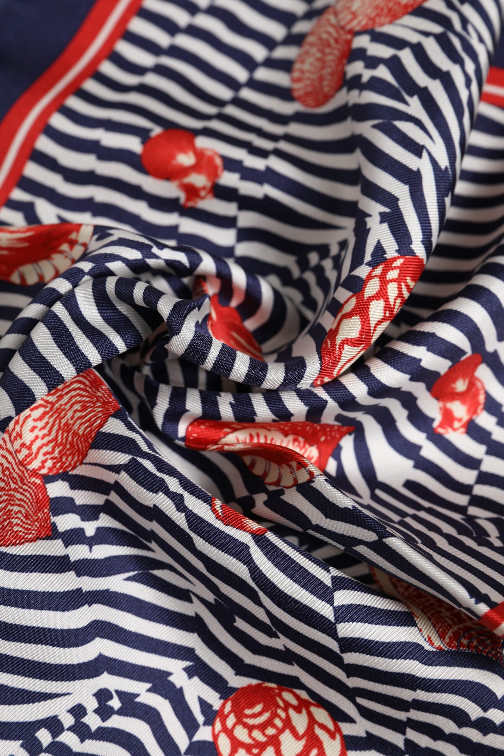 Dolce & Gabbana Flerfärgad Snäckskal Fyrkantig Herr Foulard Halsduk