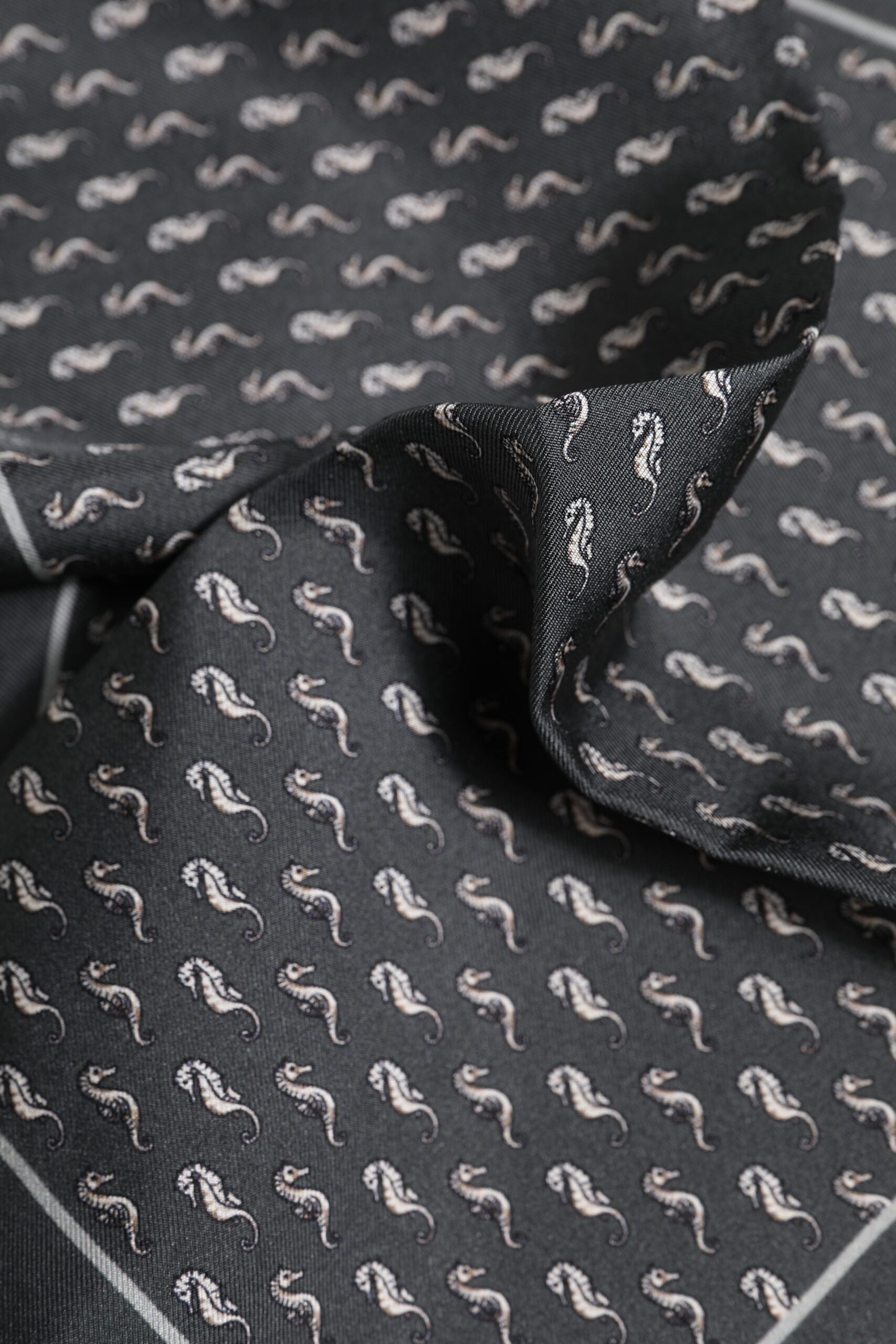 Dolce & Gabbana Svart Fiskmönstrad Sidensjalett Herr Foulard