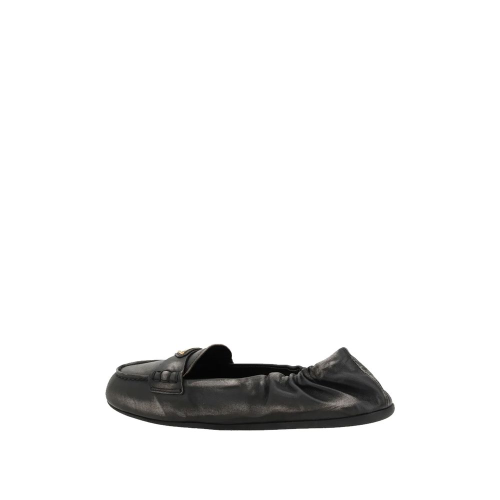 Prada Loafers i läder med vintage-effekt