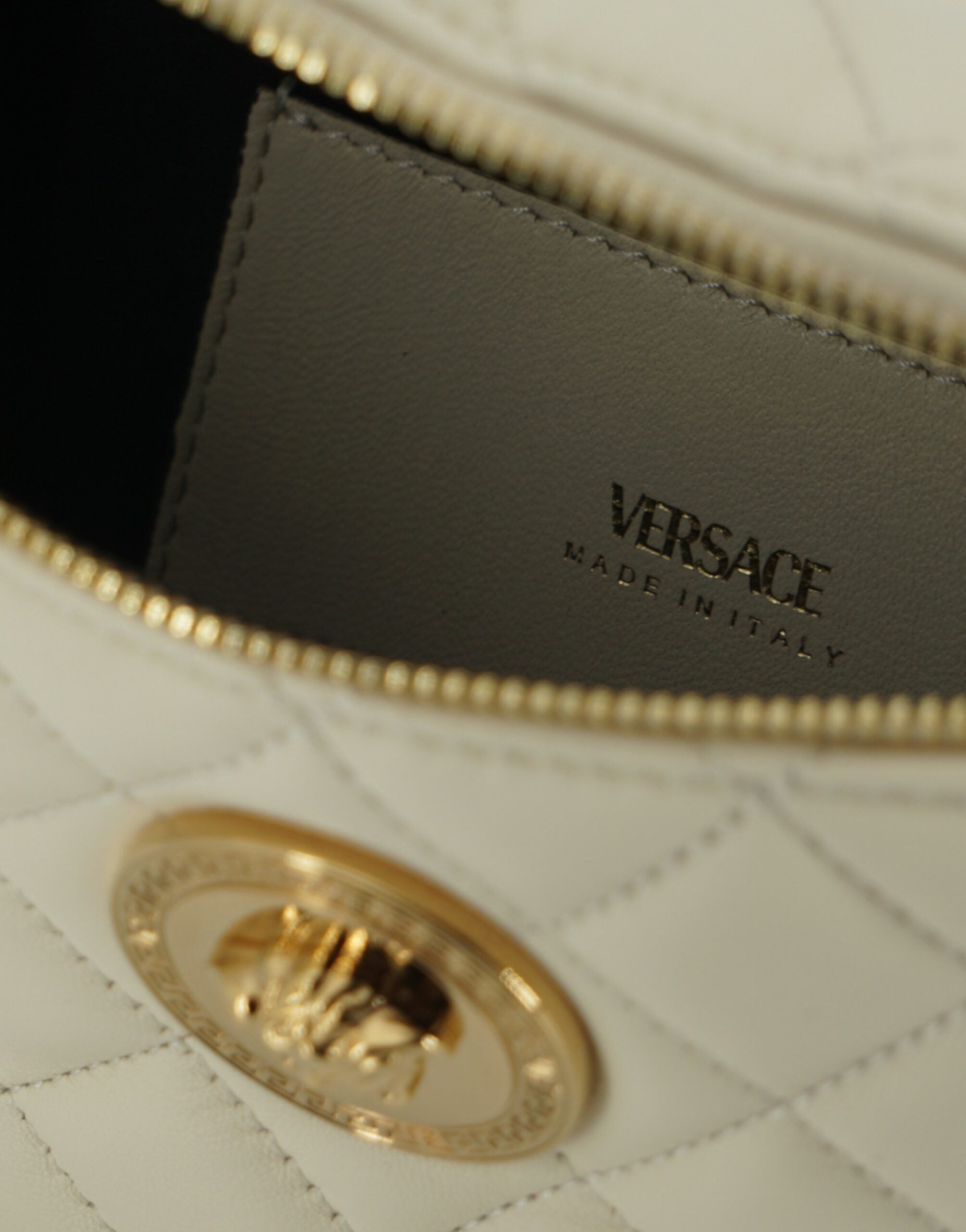 Versace Elegant Vit Lammskinnsbältesväska