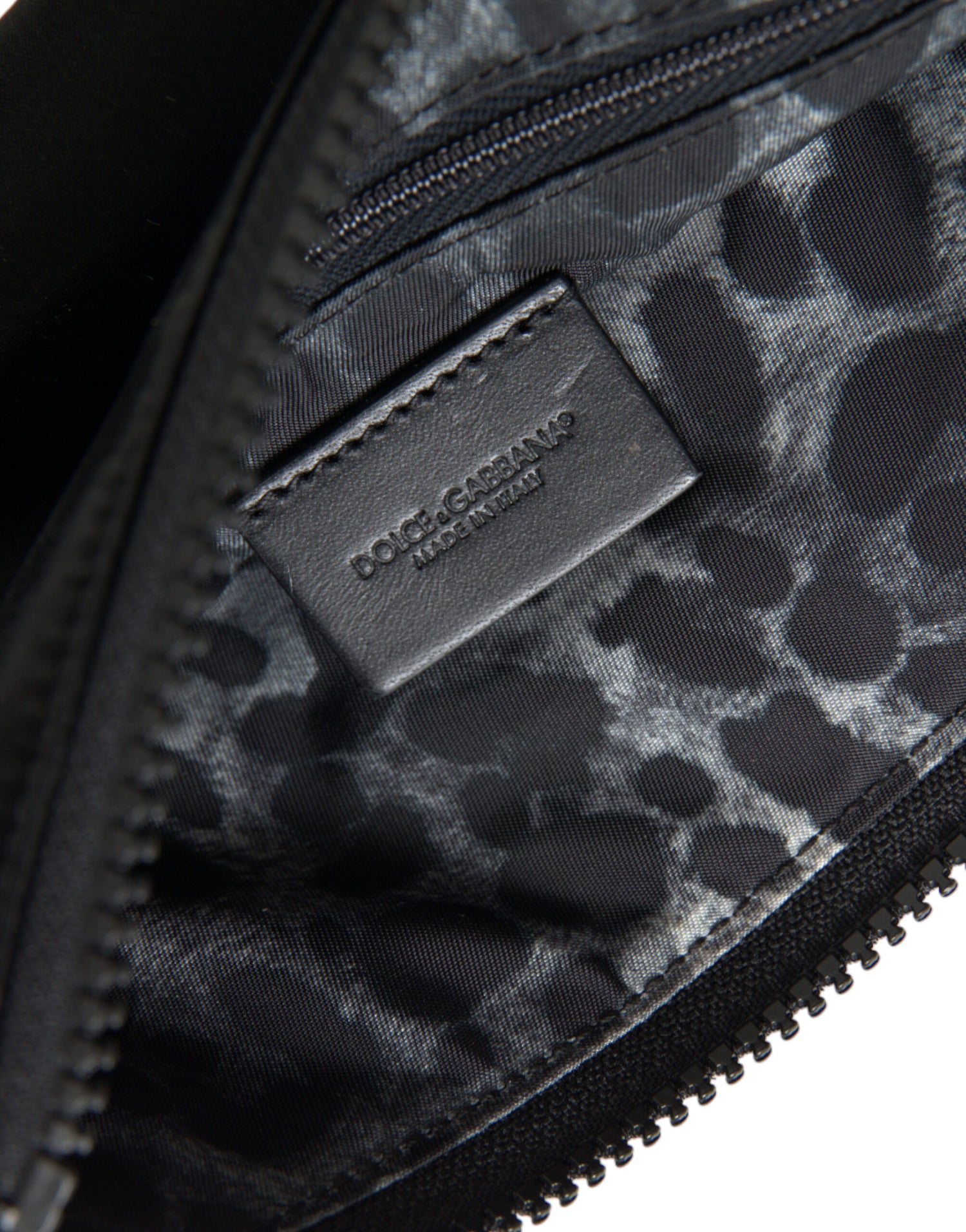 Dolce &amp;amp; Gabbana svart nylon nyckelringspåse med logotyp och plack kuvertväska