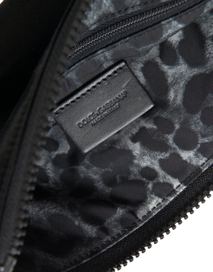 Dolce &amp;amp; Gabbana svart nylon nyckelringspåse med logotyp och plack kuvertväska