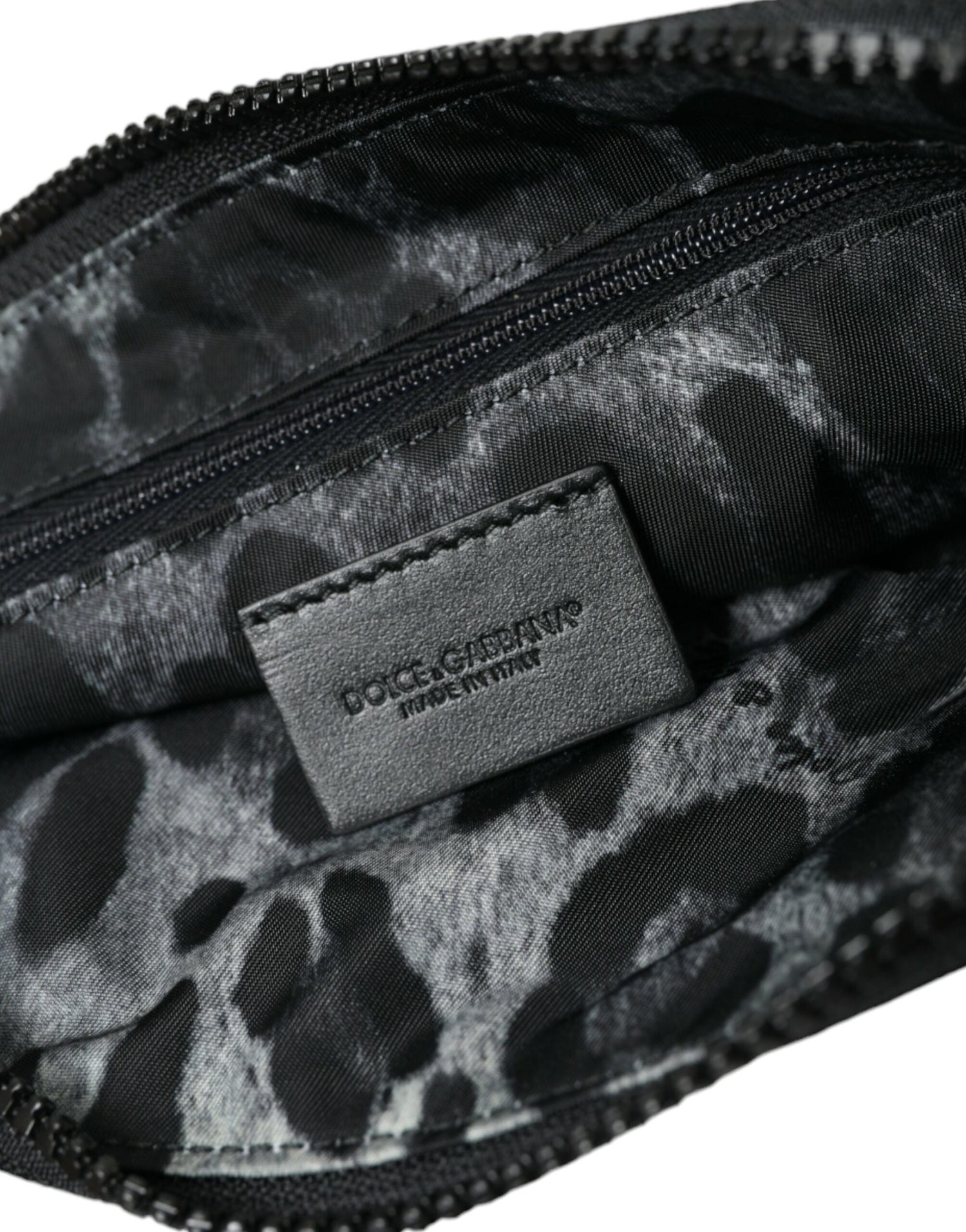 Dolce &amp;amp; Gabbana svart nylon nyckelringspåse med logotyp och plack kuvertväska