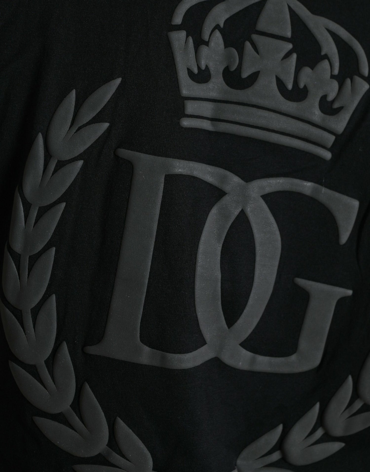 Dolce &amp;amp; Gabbana svart t-shirt med präglad logotyp och rund halsringning, korta ärmar