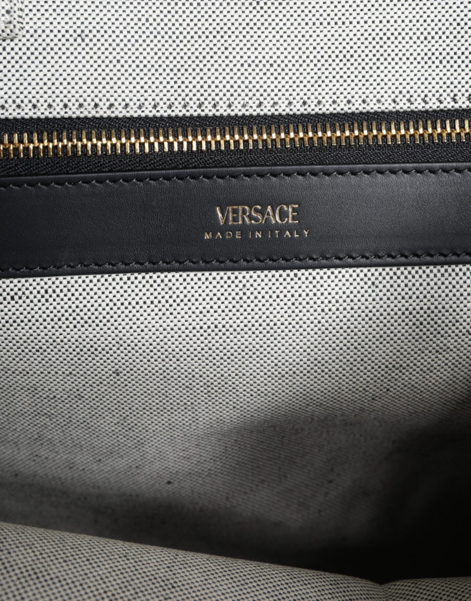Versace Vit Axelremsväska i läder med topphandtag och logotyp