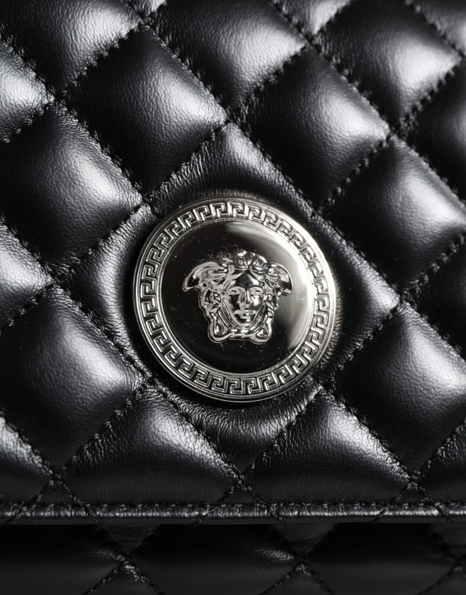 Versace svart quiltad axelväska i lammskinnsläder