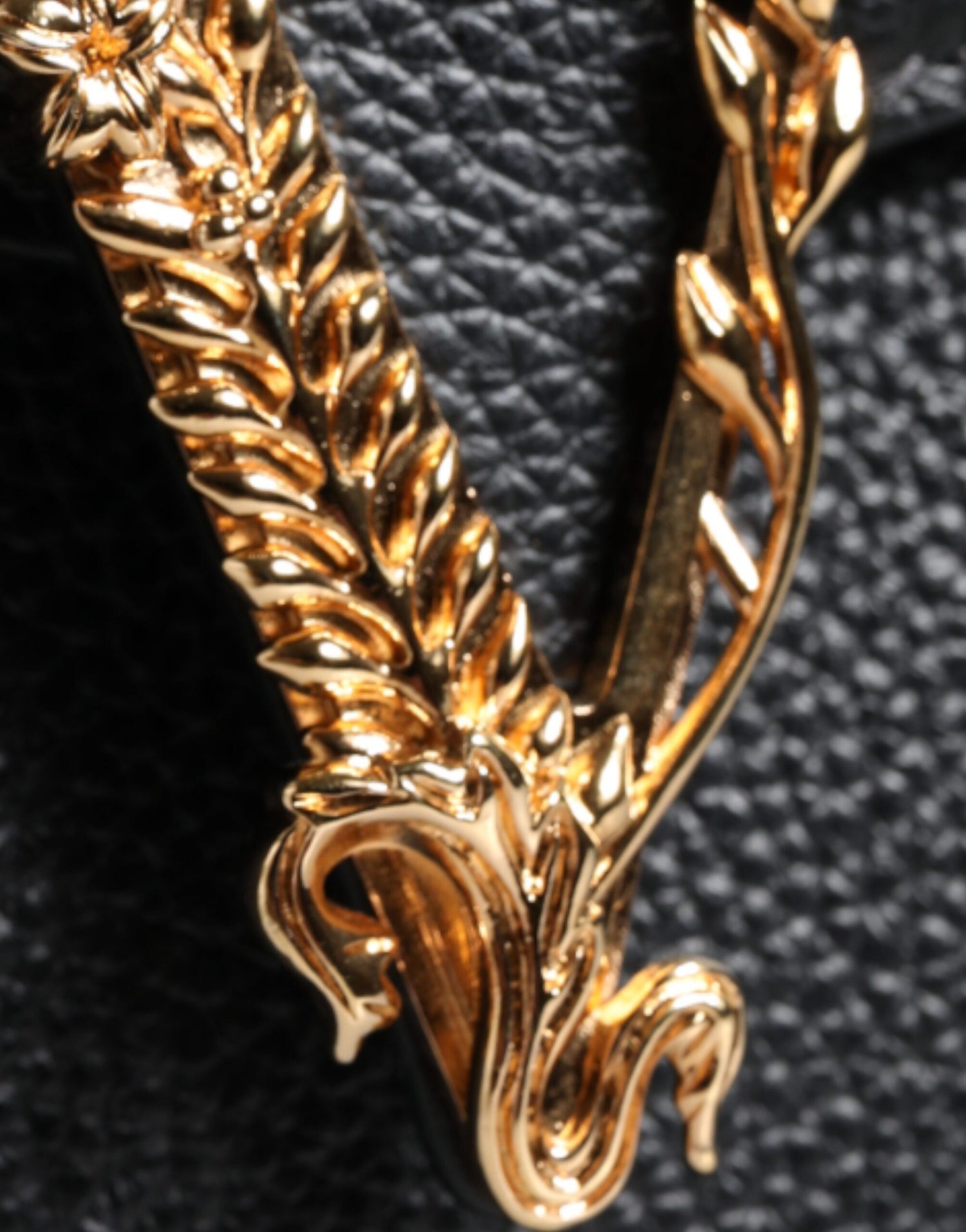 Versace svart kornig kalvläder axelväska med logotyp