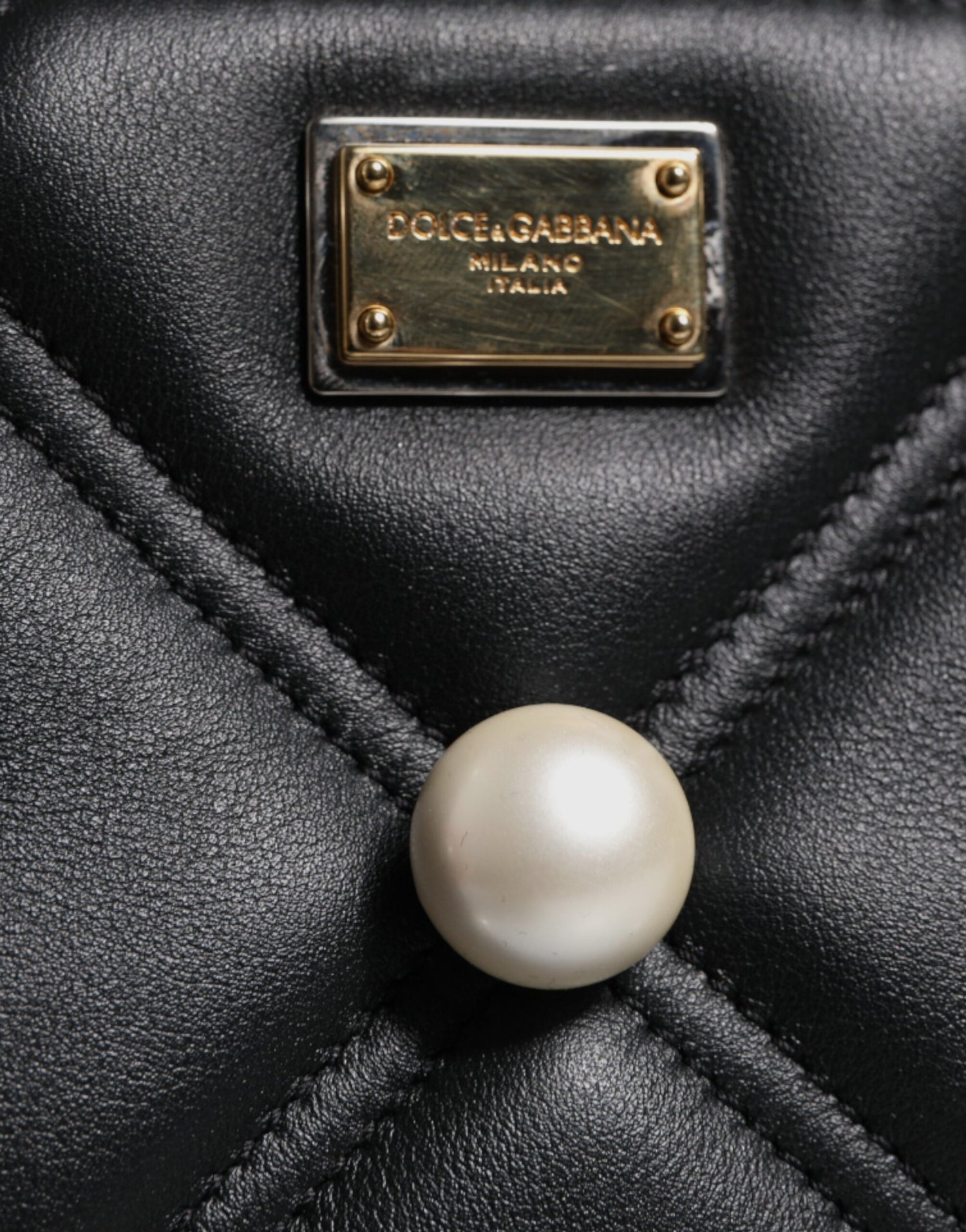 Dolce &amp;amp; Gabbana svart läderpärlprydd axelväska med logotyp