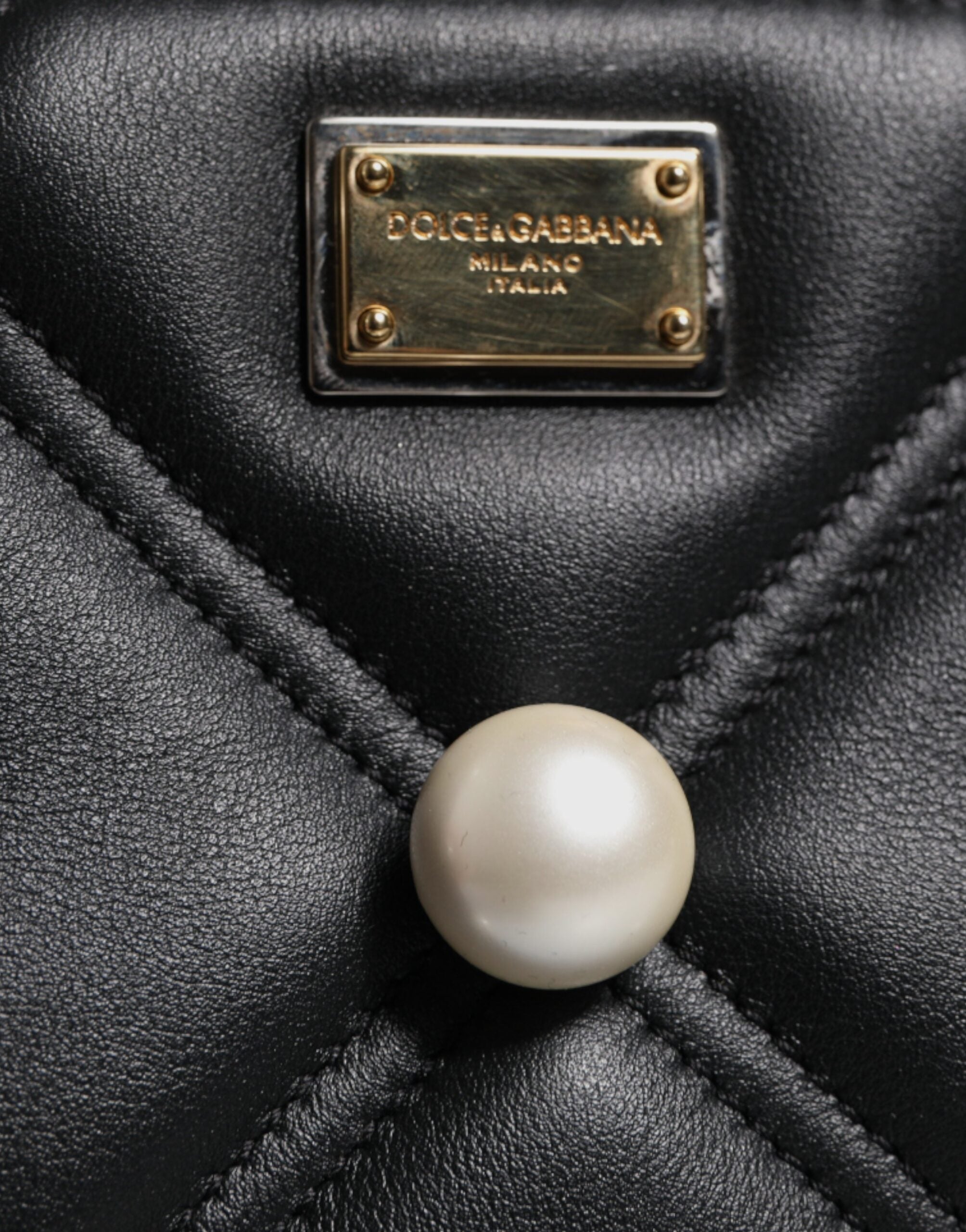 Dolce &amp;amp; Gabbana svart läderpärlprydd axelväska med logotyp
