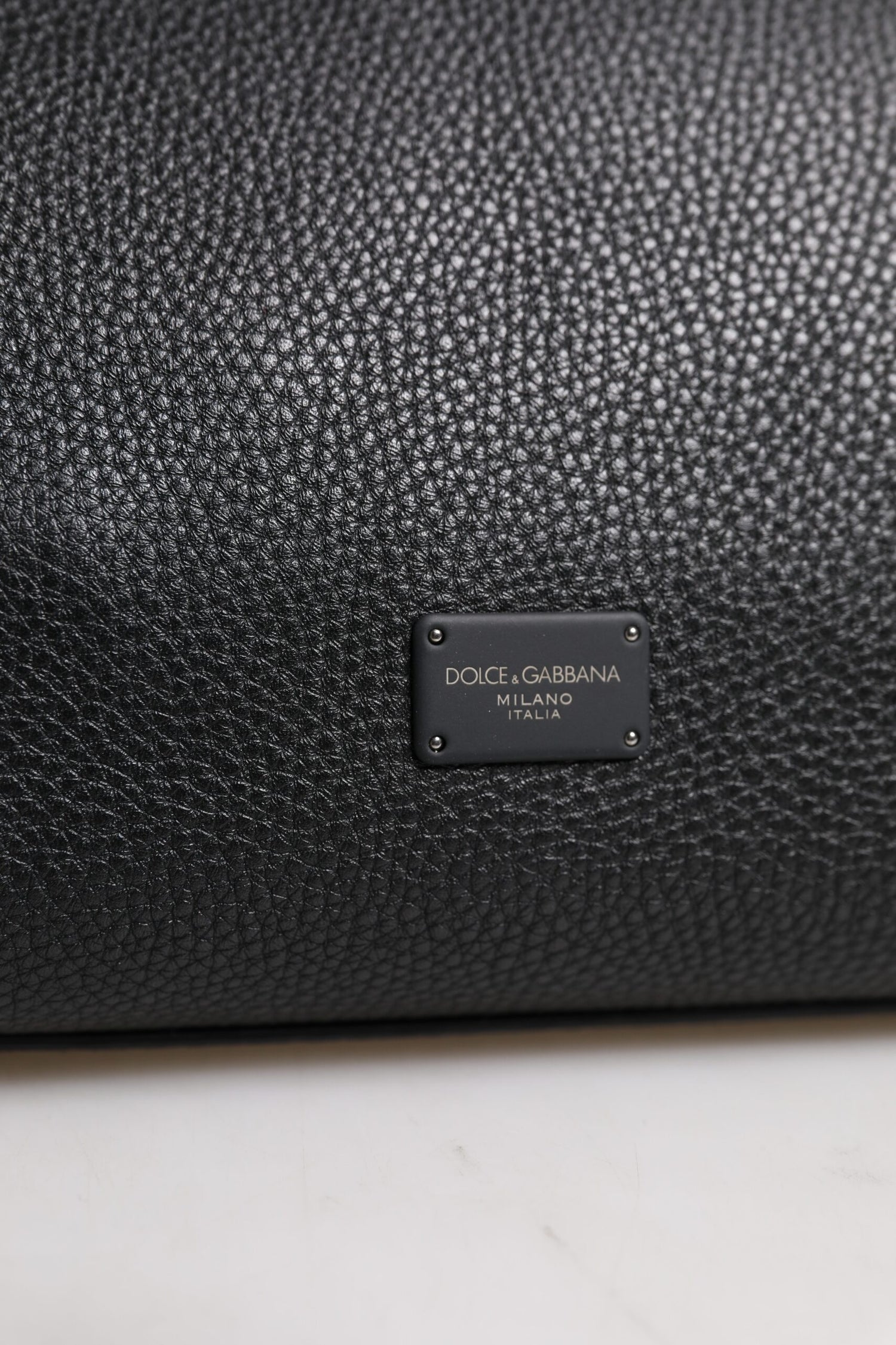 Dolce &amp;amp; Gabbana svart läderväska med logotyp och plack