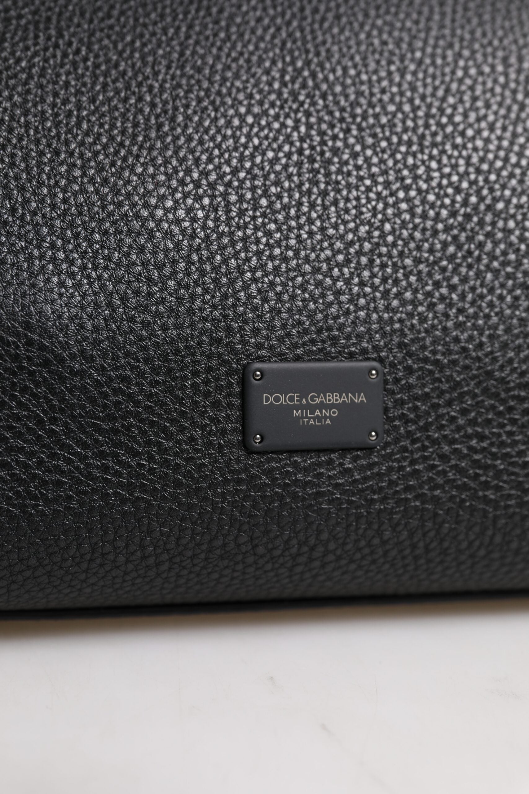 Dolce &amp;amp; Gabbana svart läderväska med logotyp och plack