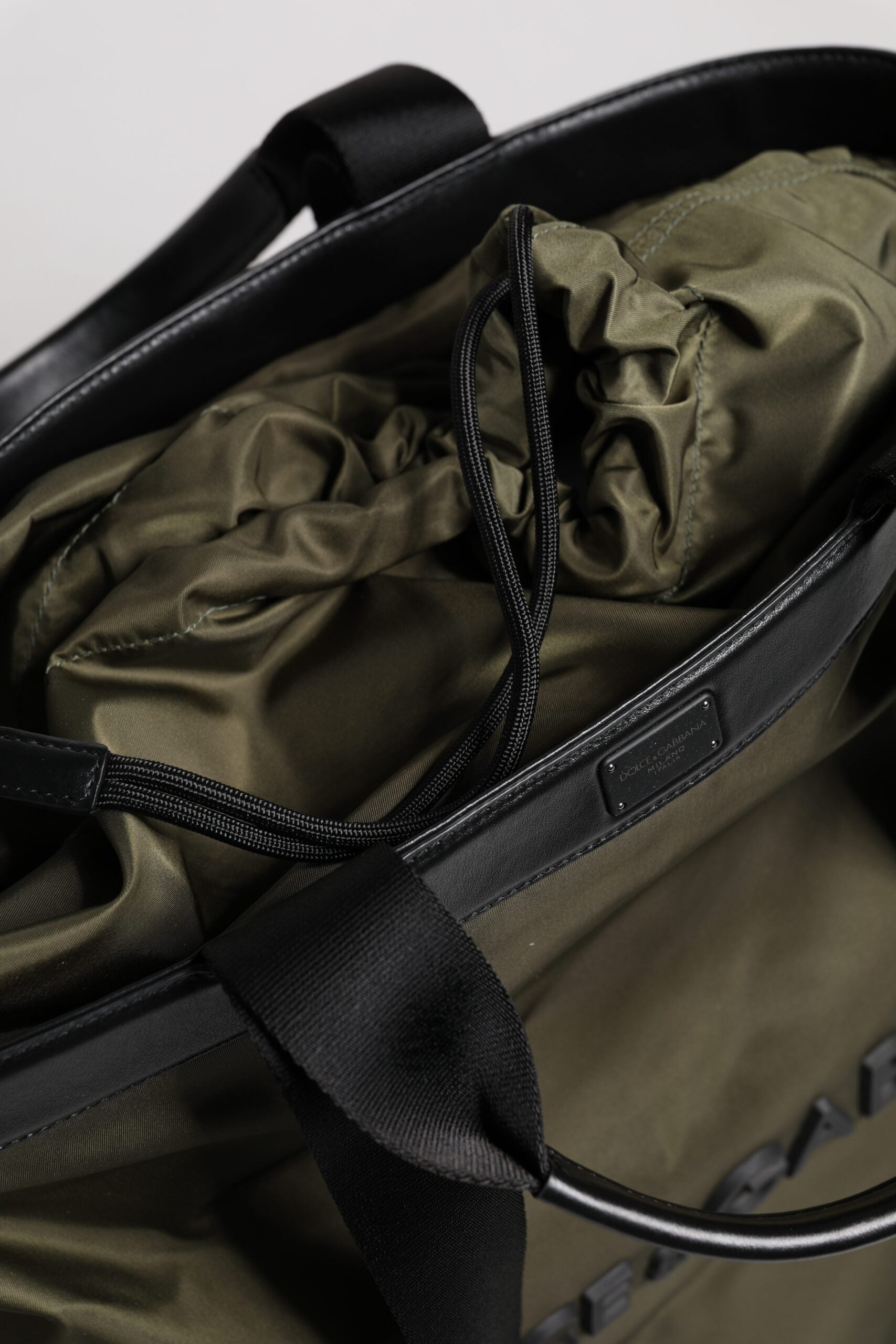 Dolce &amp;amp; Gabbana Militärgrön Nylonväska med Axelrem