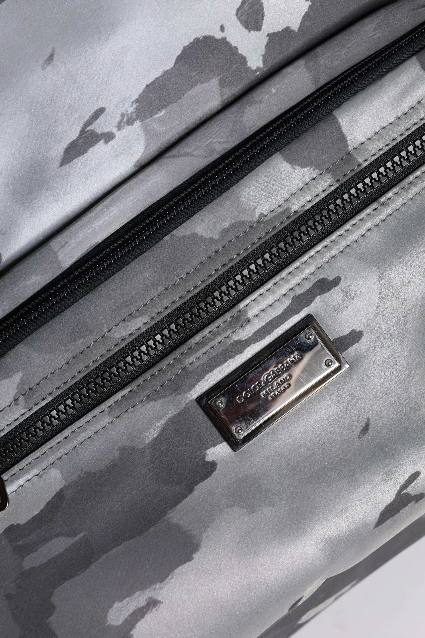 Dolce &amp;amp; Gabbana svart kamouflage axelremsväska med logotypplakett