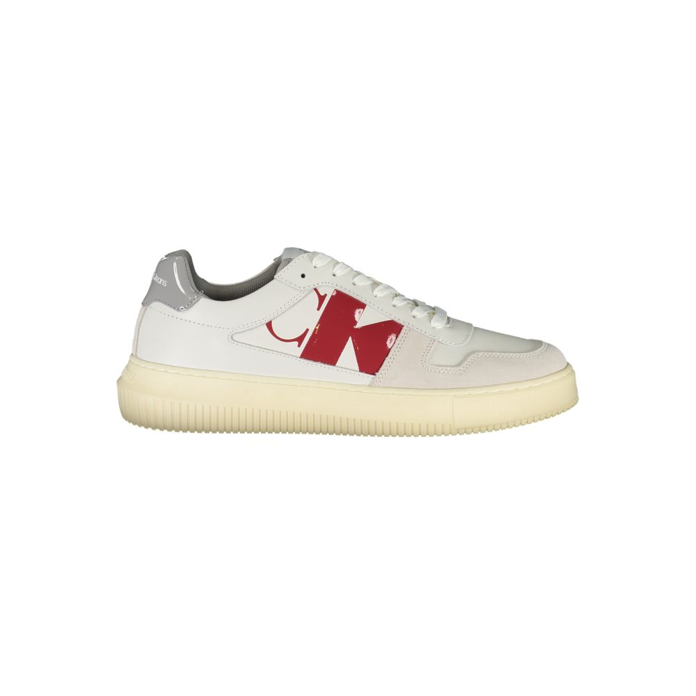 Calvin Klein – Eleganta vita sneakers med snörning och kontrastdetaljer