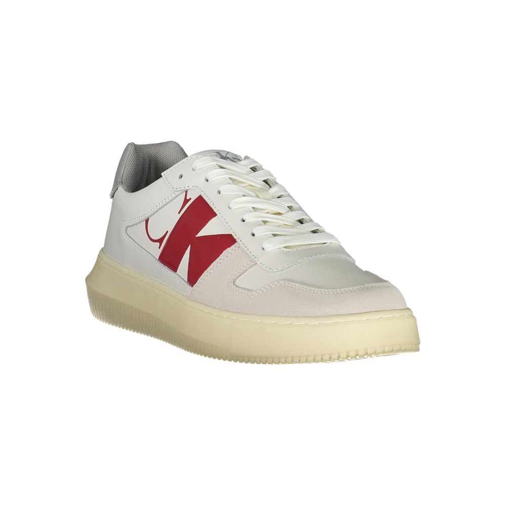 Calvin Klein – Eleganta vita sneakers med snörning och kontrastdetaljer