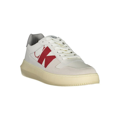 Calvin Klein – Eleganta vita sneakers med snörning och kontrastdetaljer