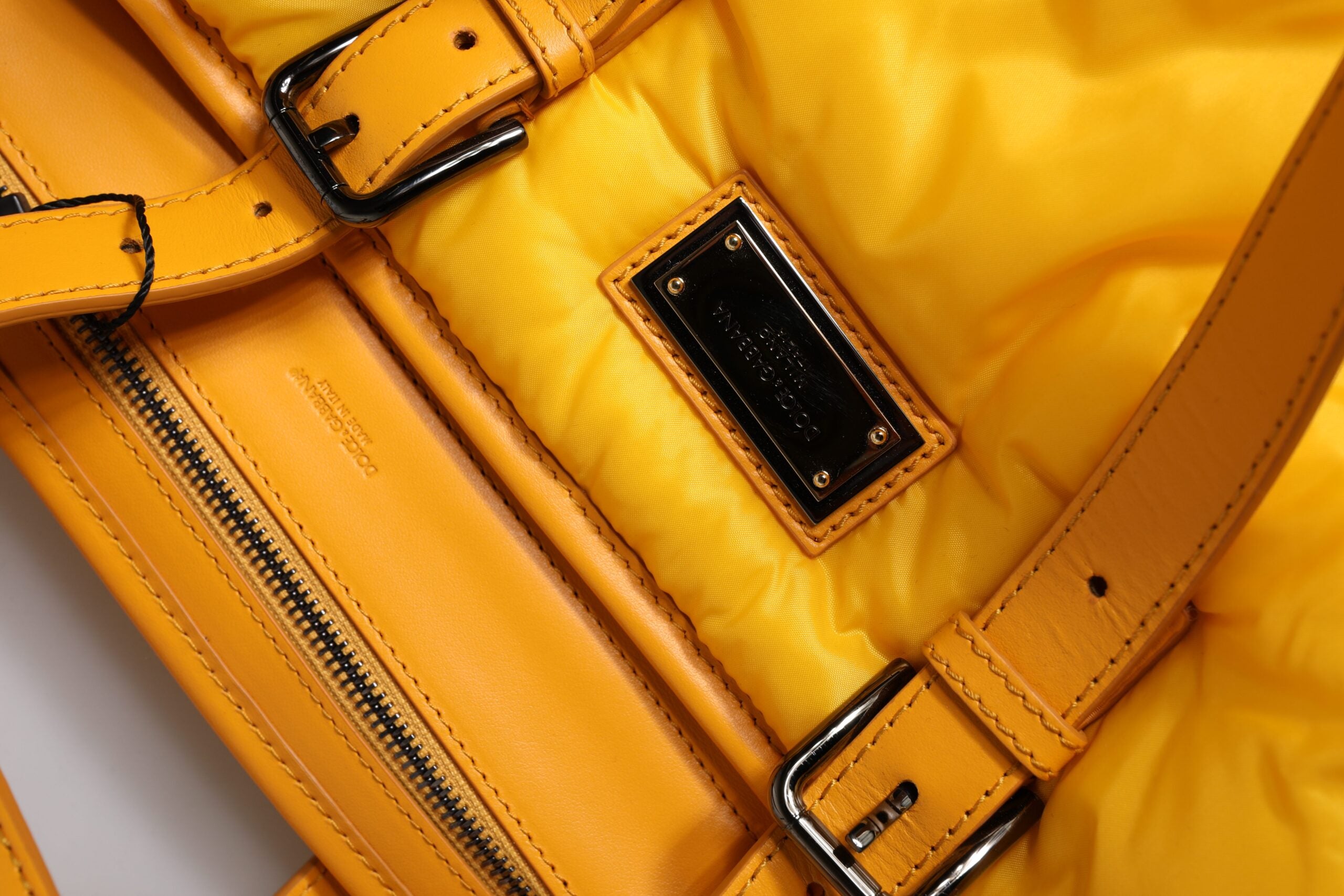 Dolce &amp;amp; Gabbana Gul Orange Nylon Logotypplack Handväska i Axelrem