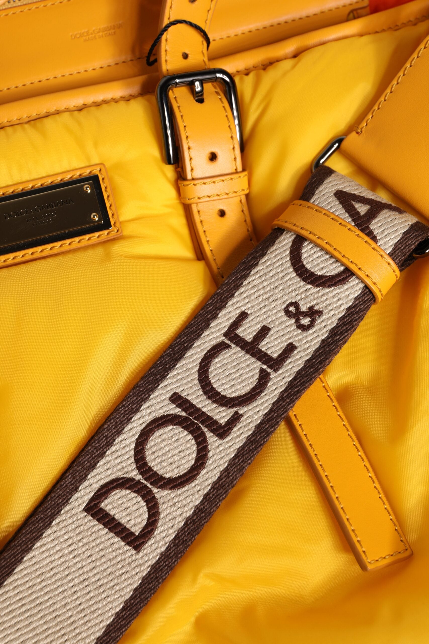 Dolce &amp;amp; Gabbana Gul Orange Nylon Logotypplack Handväska i Axelrem